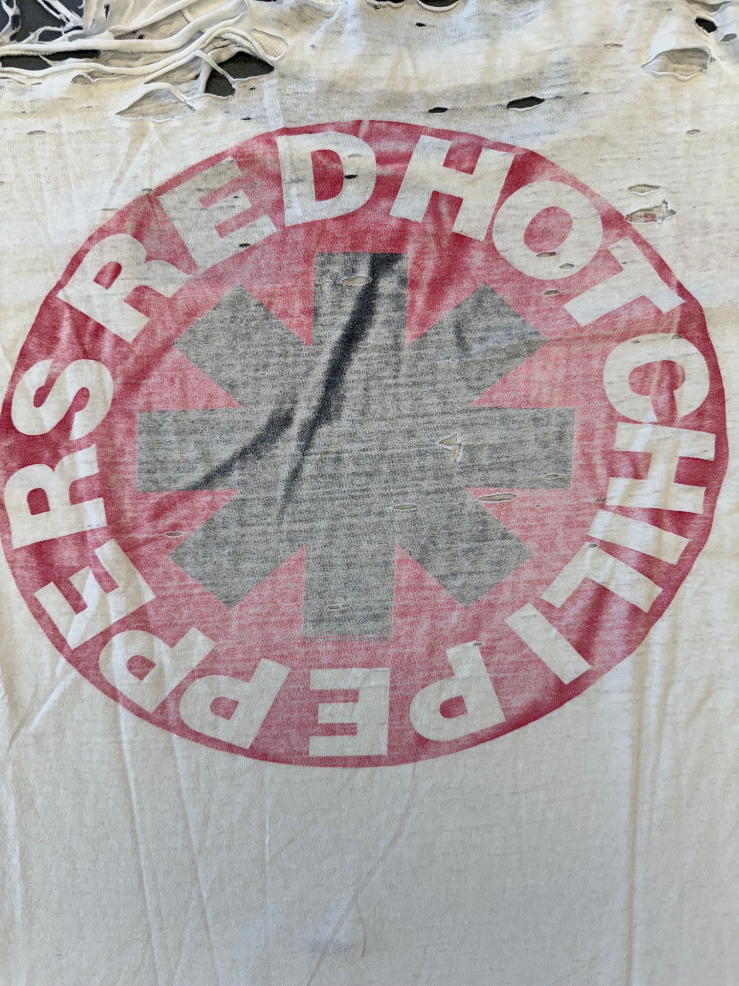 1990 RED HOT CHILI PEPPERS PHOTO BY WILLIAM HAMES THRASHED TEE
