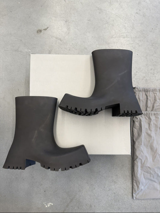 SIZE 39 BALENCIAGA BLACK RUBBER TROOPER BOOTIE