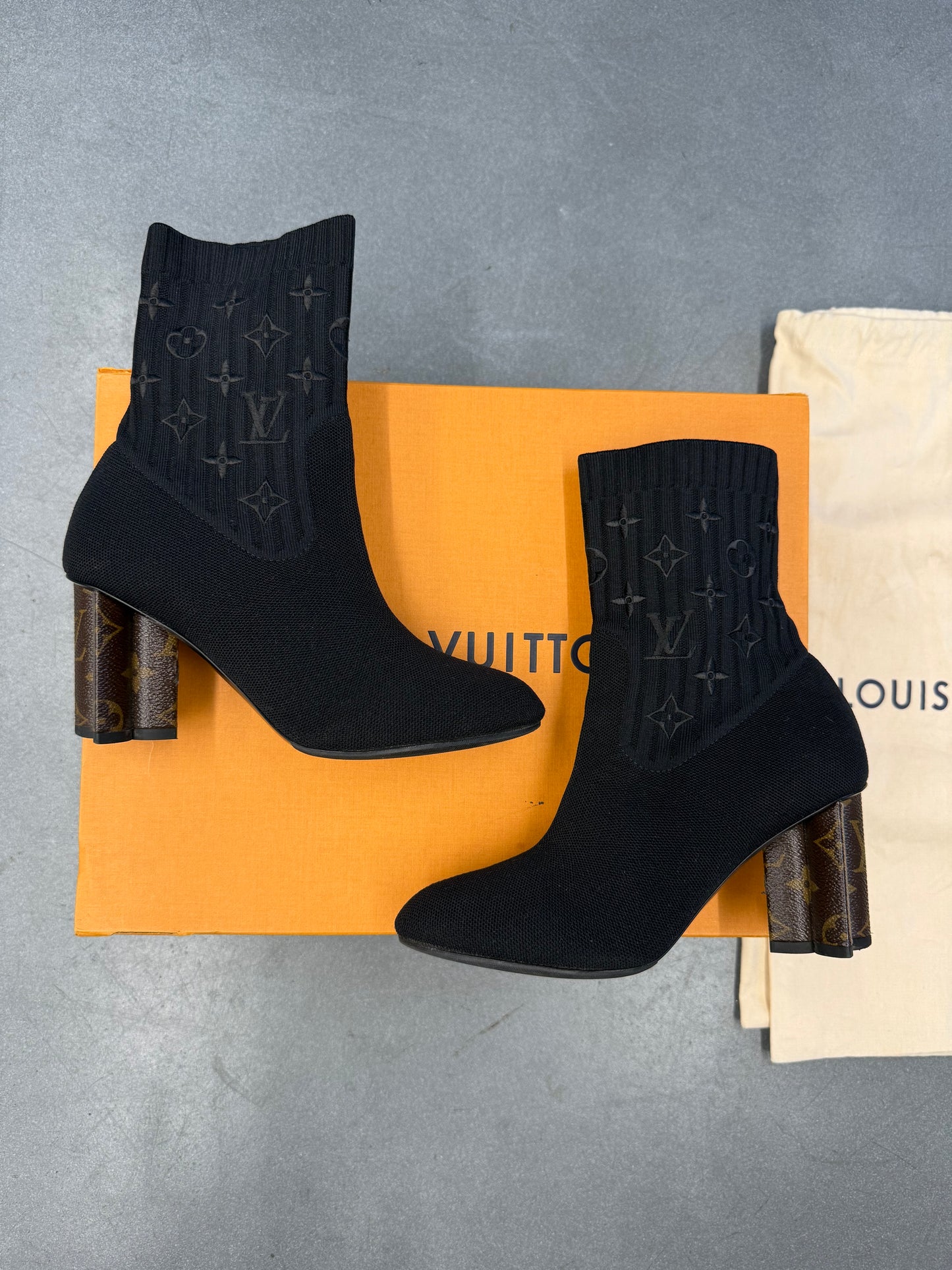 LV SIZE 36.5 (US 6.5) LOUIS VUITTON SILHOUETTE ANKLE BOOTS - BLACK (PRE-OWNED WITH BOX)