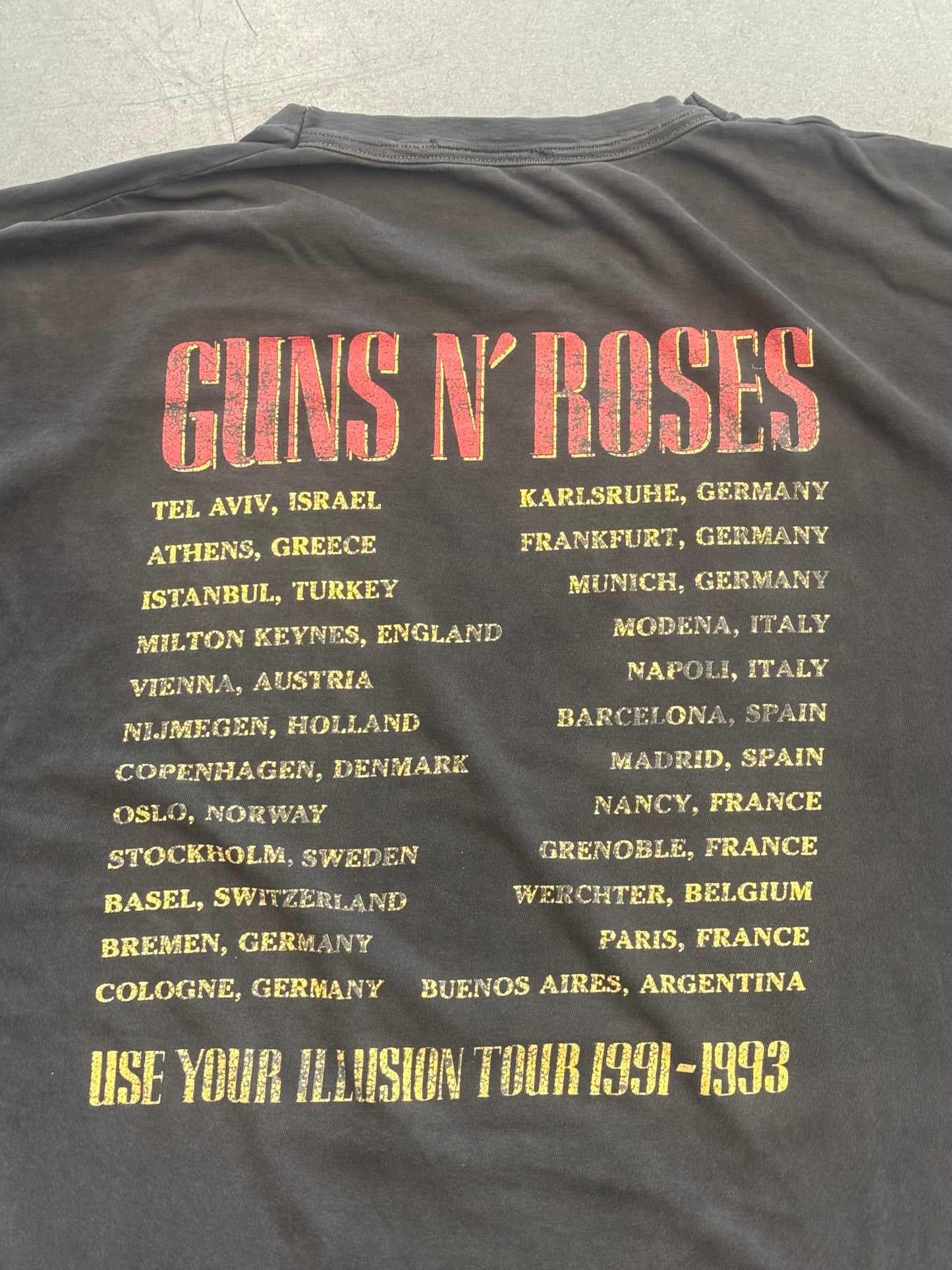 1992 GUNS N' ROSES BAD APPLES USE YOUR ILLUSION TOUR TEE (FADED TAG)
