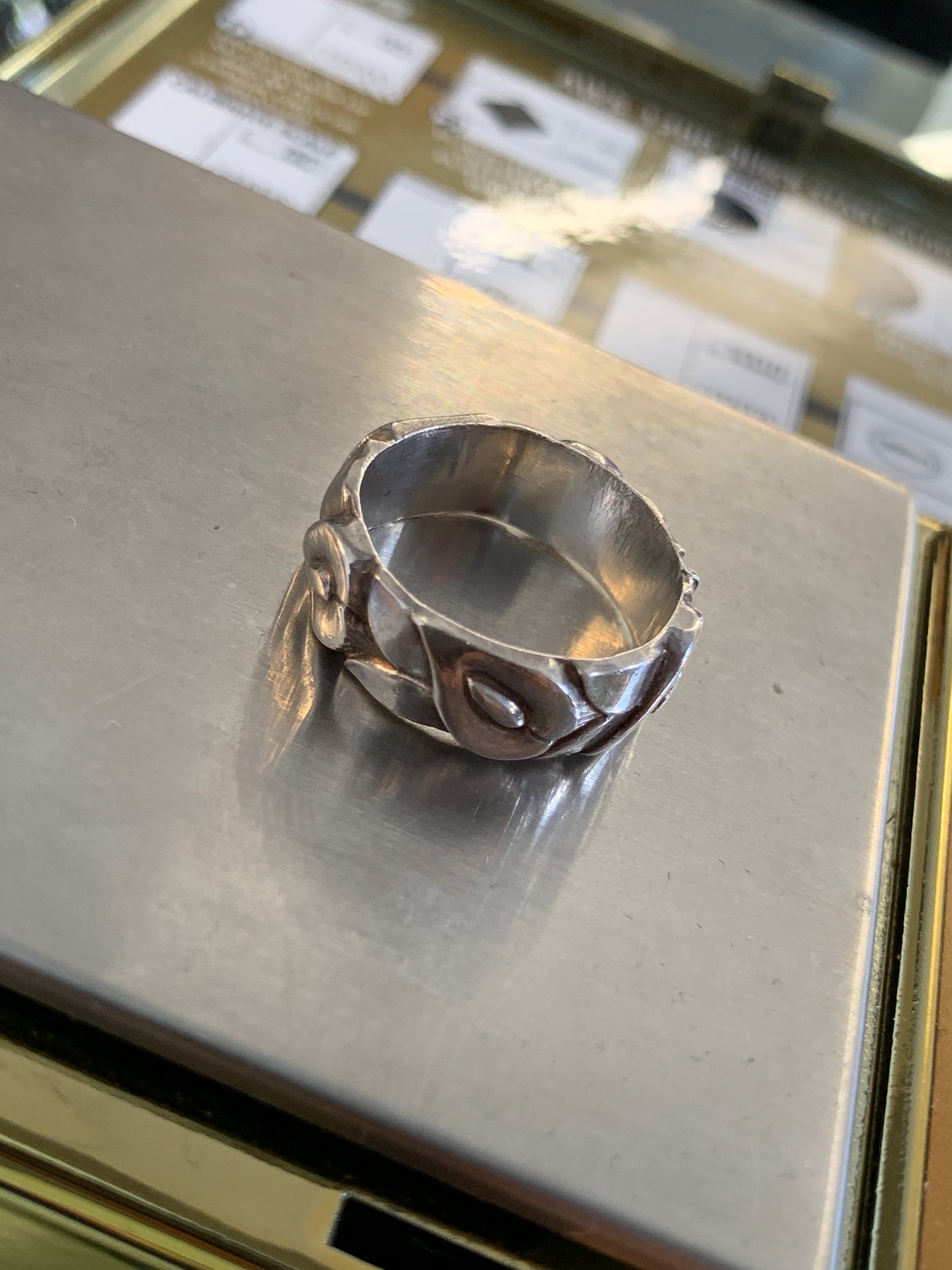 REPEATED ABSTRACT REPEATING LEAF SILVER RING (6.4 GRAMS)