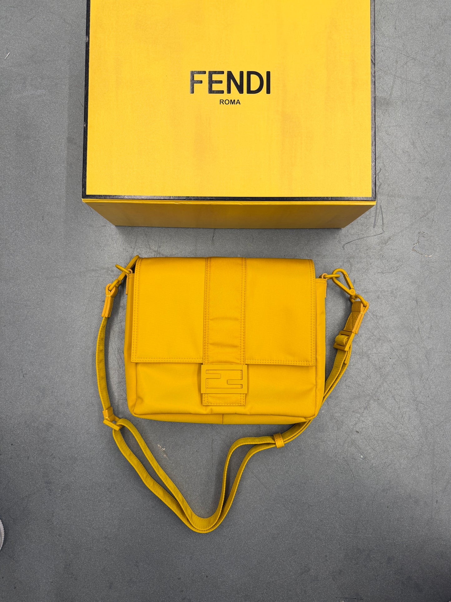 FENDI BAGUETTE MESSENGER BAG MEDIUM