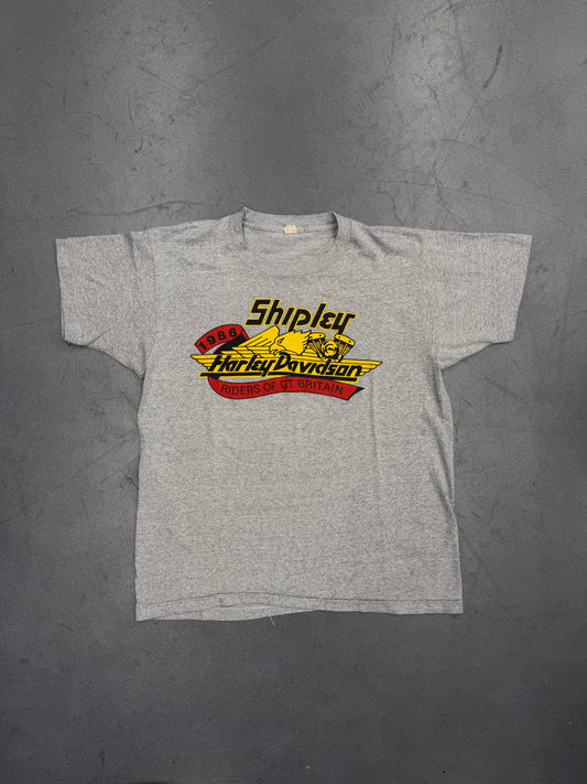 1986 HARLEY-DAVIDSON SHIPLEY RIDERS OF GREAT BRITAIN TEE (SCREEN STARS TAG)