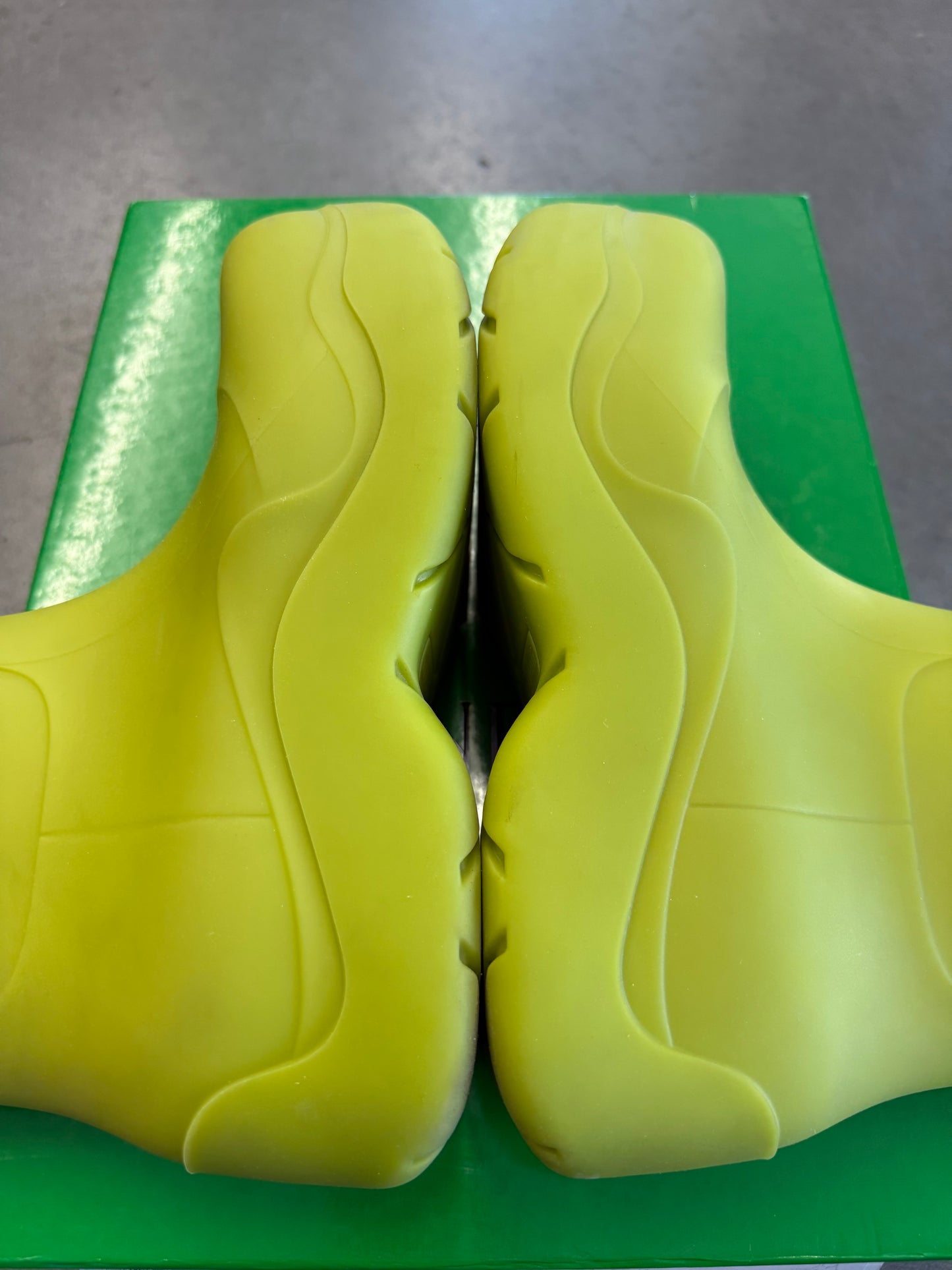 SIZE 42 BOTTEGA VENETA PUDDLE ANKLE BOOT MATTE RUBBER KIWI GREEN (PRE-OWNED WITH BOX)