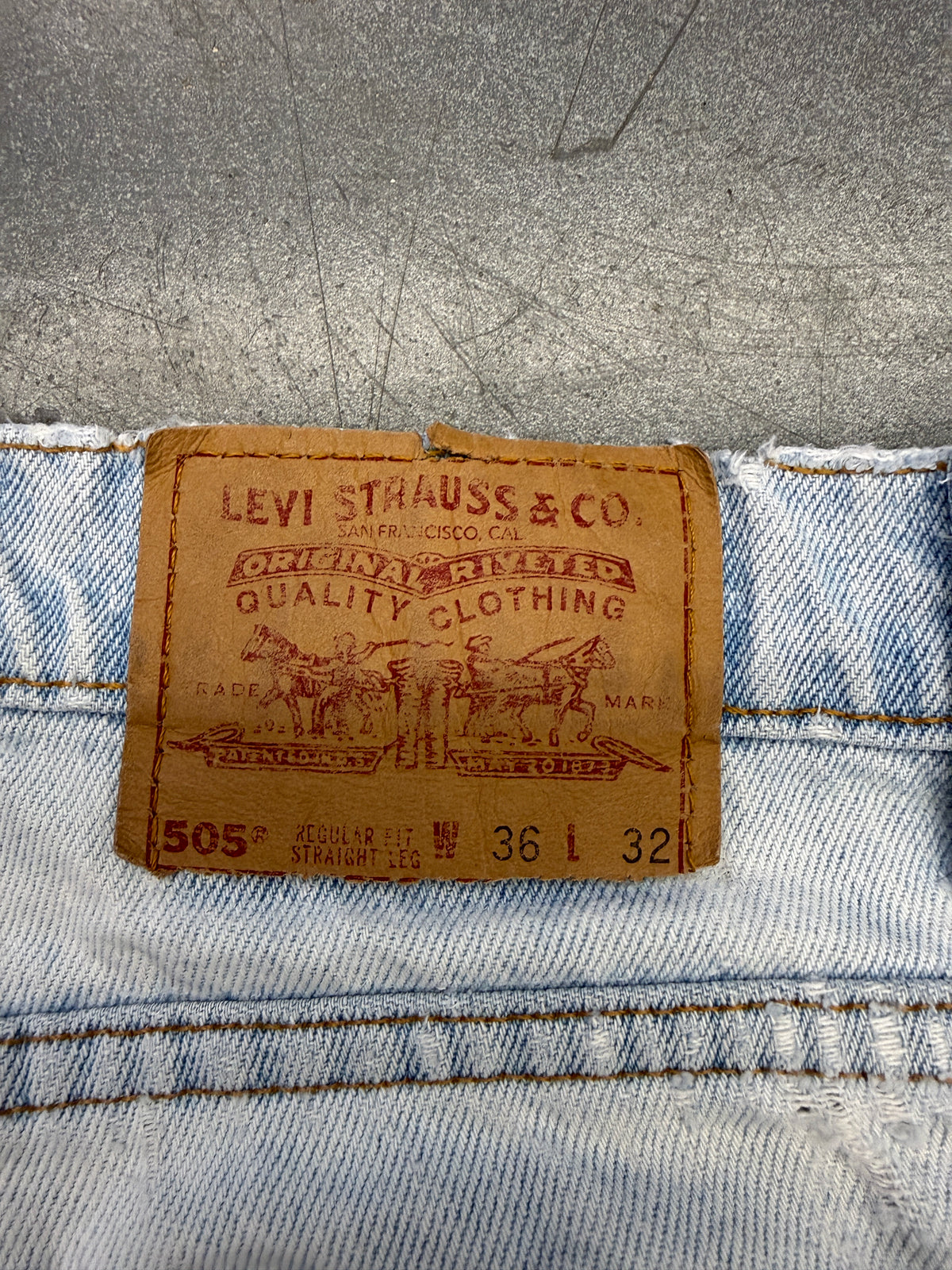 VINTAGE LEVI'S 505 REGULAR FIT FADED BLUE DENIM JEANS (36X32)