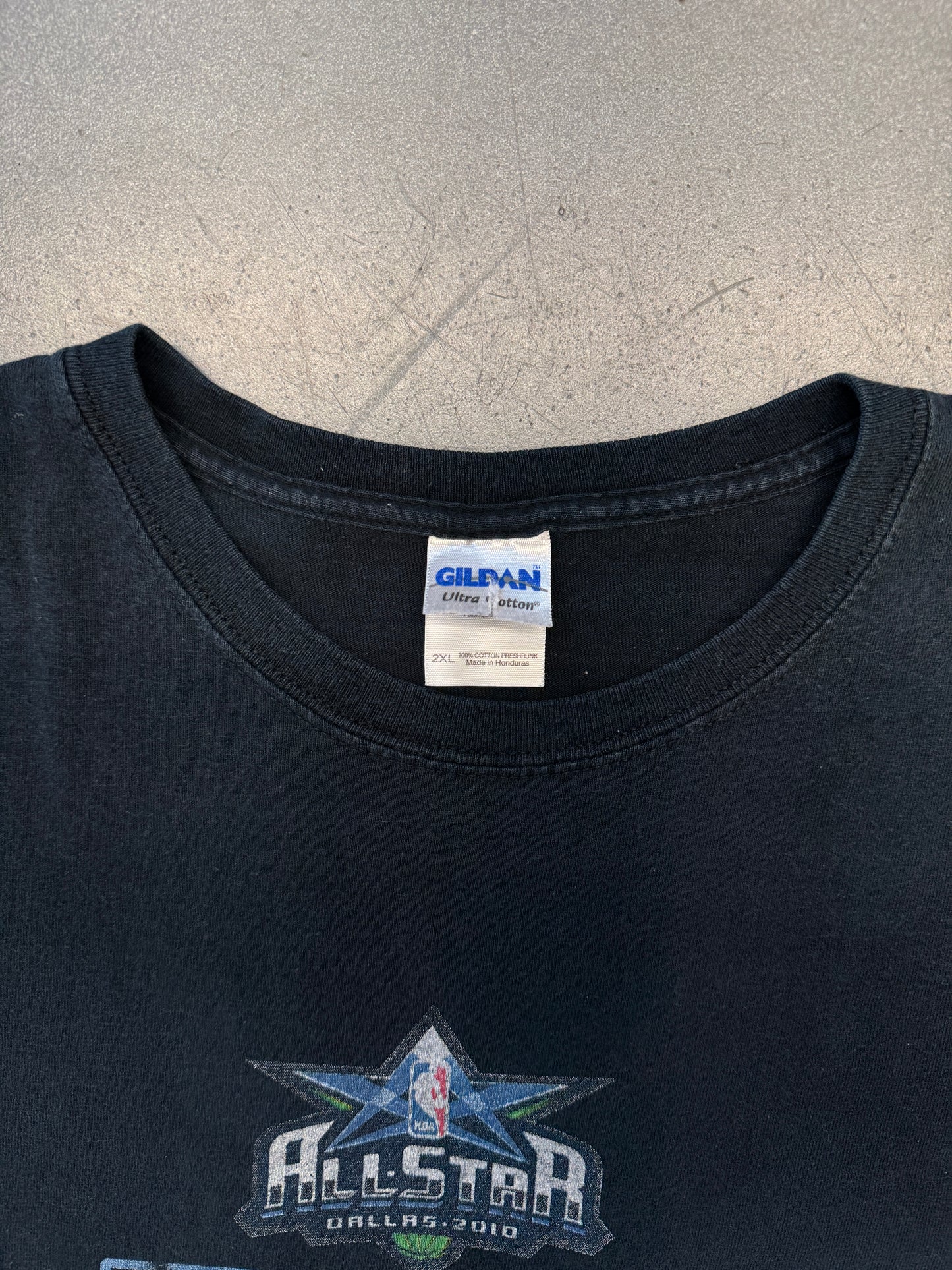 2010 NBA ALL STAR DALLAS BOOTLEG LOT TEE (GILDAN TAG)
