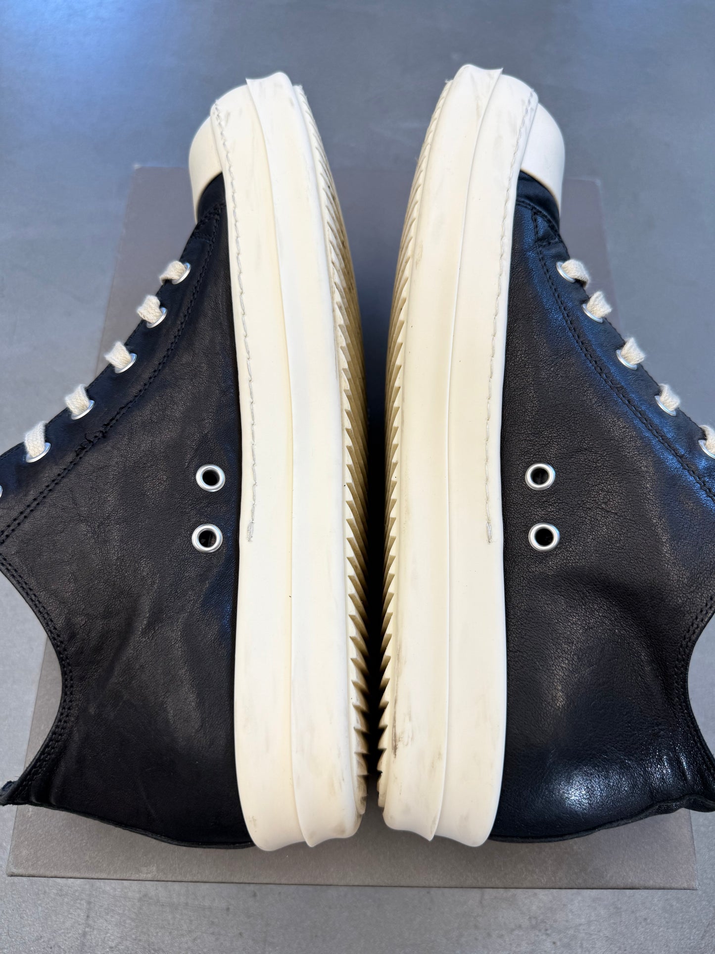 SIZE 42 RICK OWENS HOLLYWOOD LOW BLACK MILK (PRE-OWNED WITH BOX)