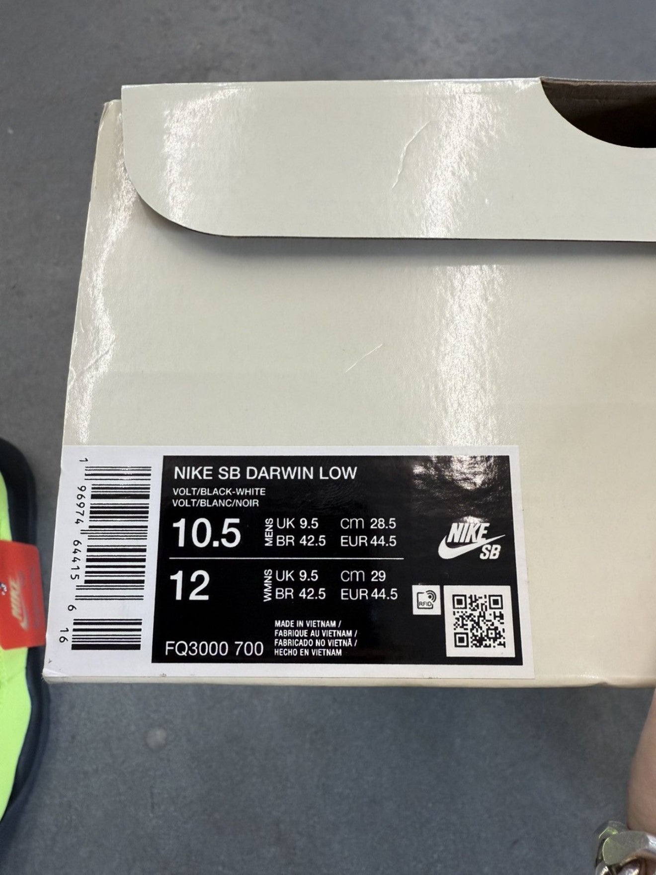 SIZE 10.5M NIKE SB DARWIN LOW SUPREME VOLT (BRAND NEW, WITH BOX)