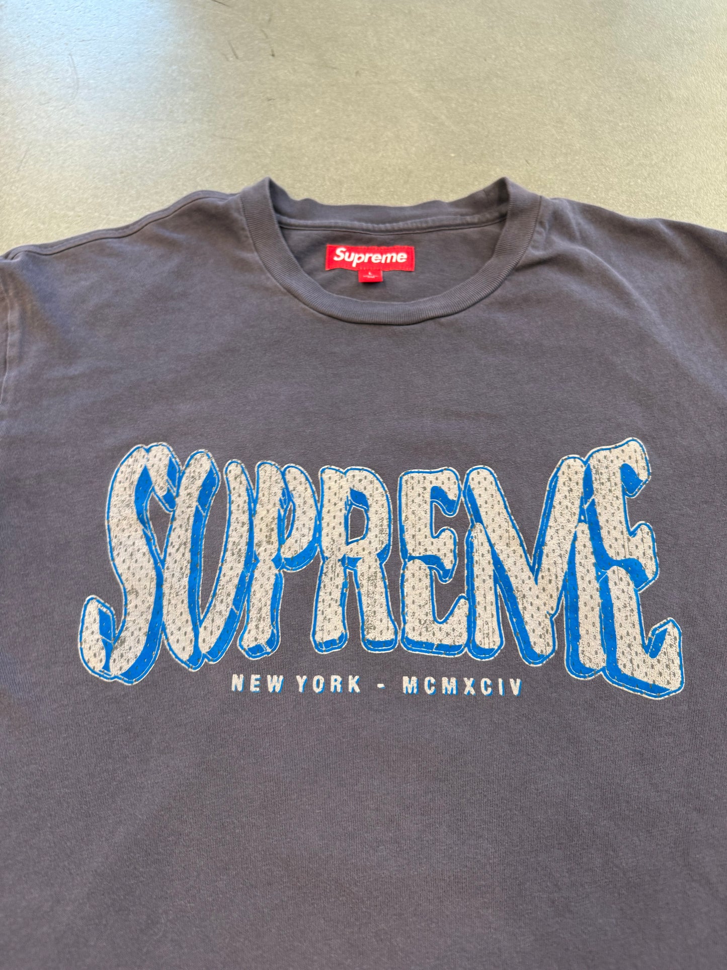 SS25 SUPREME FLOCKED WASHED S/S TOP TEE - NAVY