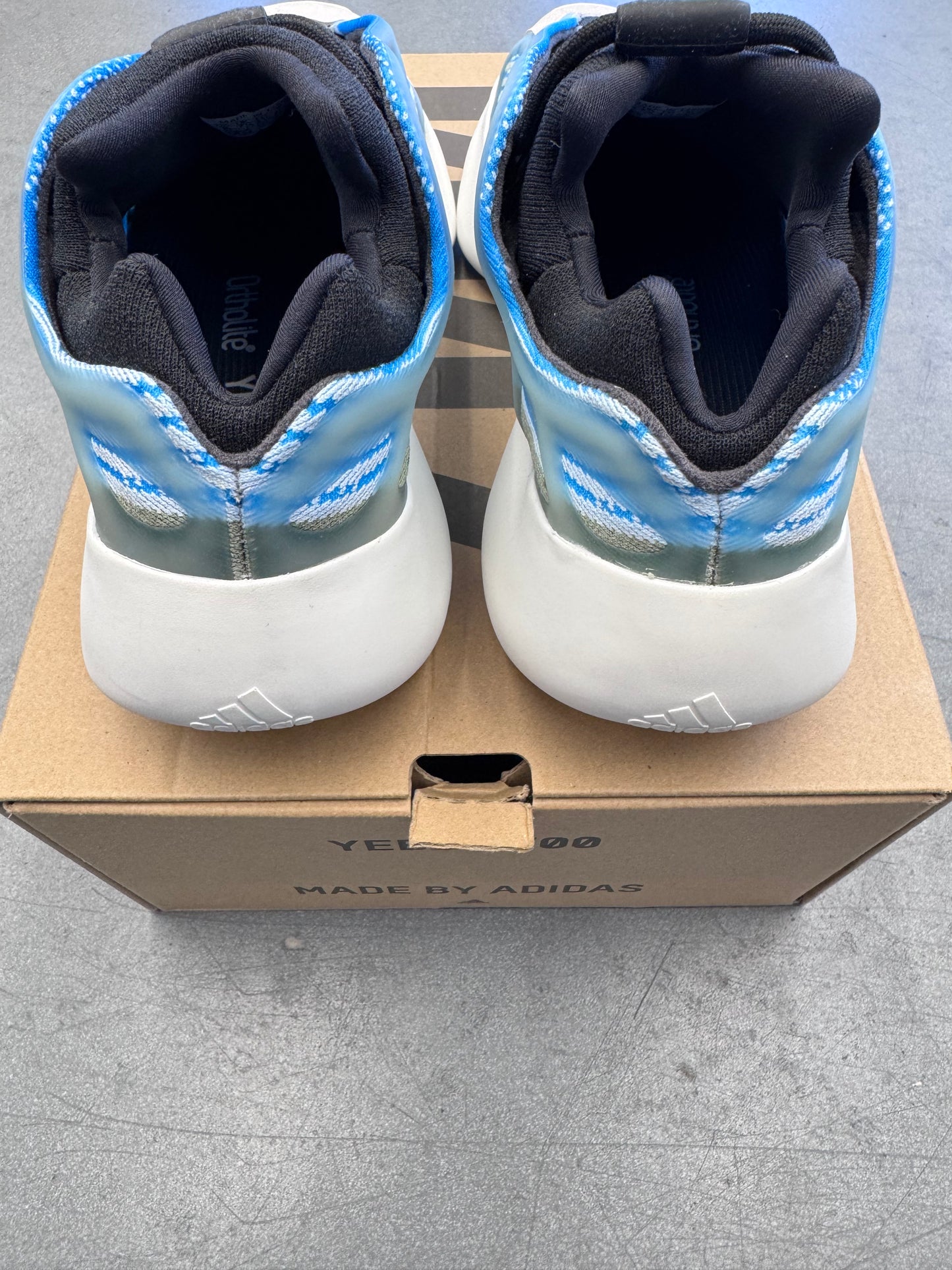 2020 SIZE 8 YEEZY 700 V3 ARZARETH (NEW WITH BOX)