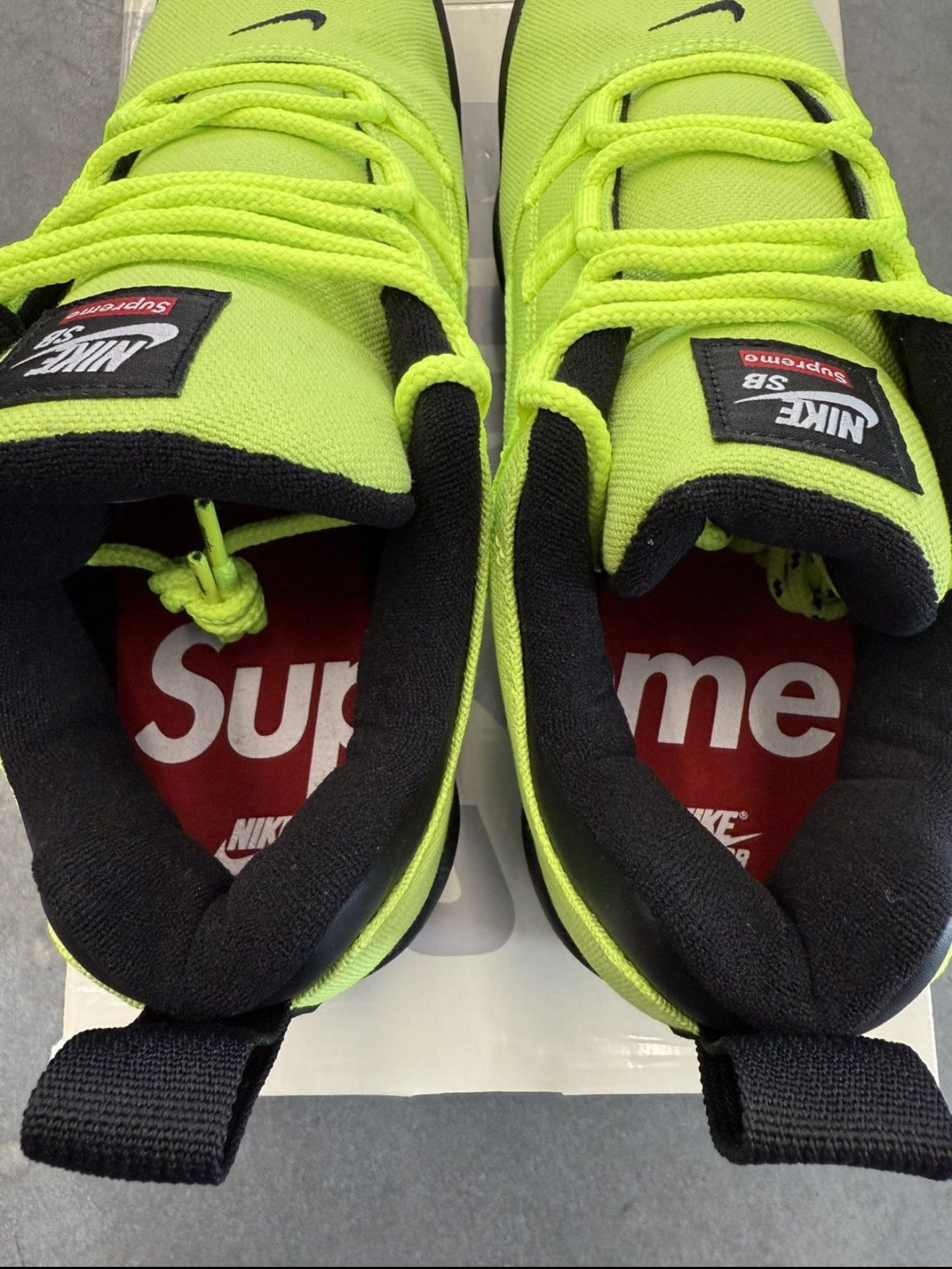 SIZE 10.5M NIKE SB DARWIN LOW SUPREME VOLT (BRAND NEW, WITH BOX)