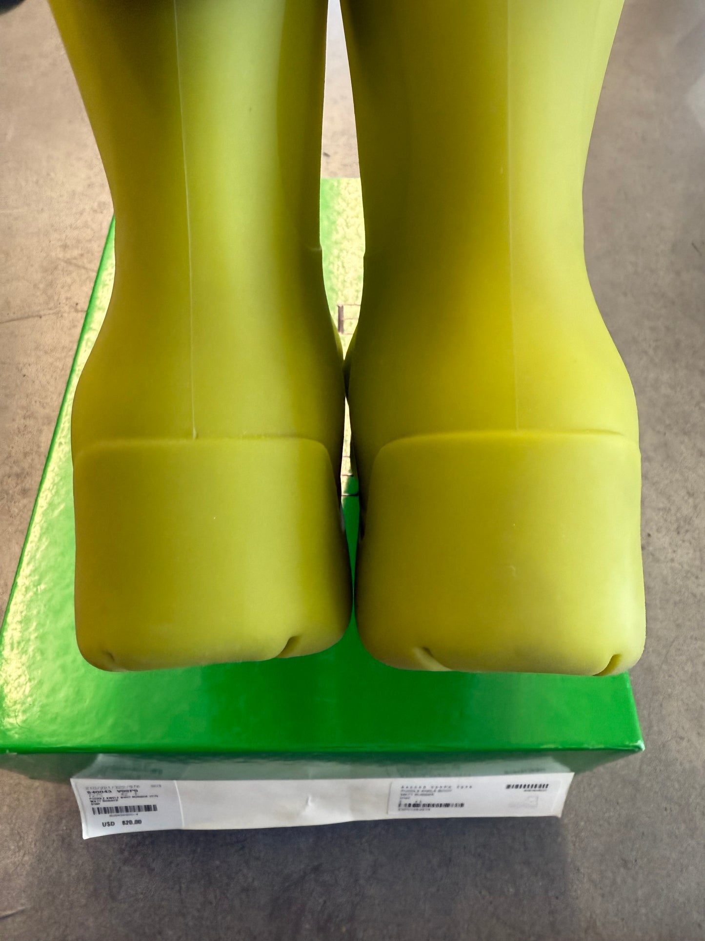 SIZE 42 BOTTEGA VENETA PUDDLE ANKLE BOOT MATTE RUBBER KIWI GREEN (PRE-OWNED WITH BOX)