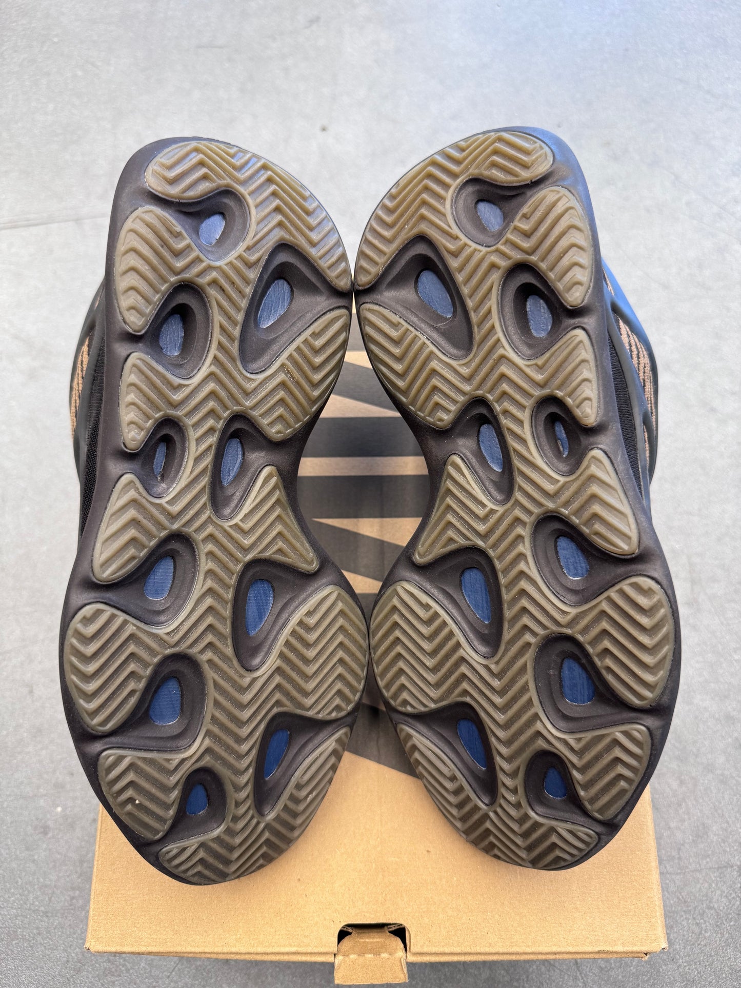 2020 SIZE 8 YEEZY 700 V3 CLAY BROWN (PRE-OWNED WITH BOX)