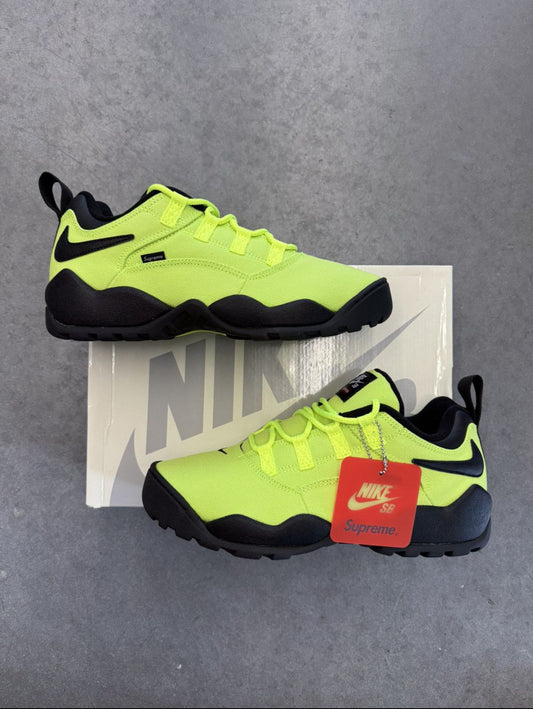 SIZE 10.5M NIKE SB DARWIN LOW SUPREME VOLT (BRAND NEW, WITH BOX)