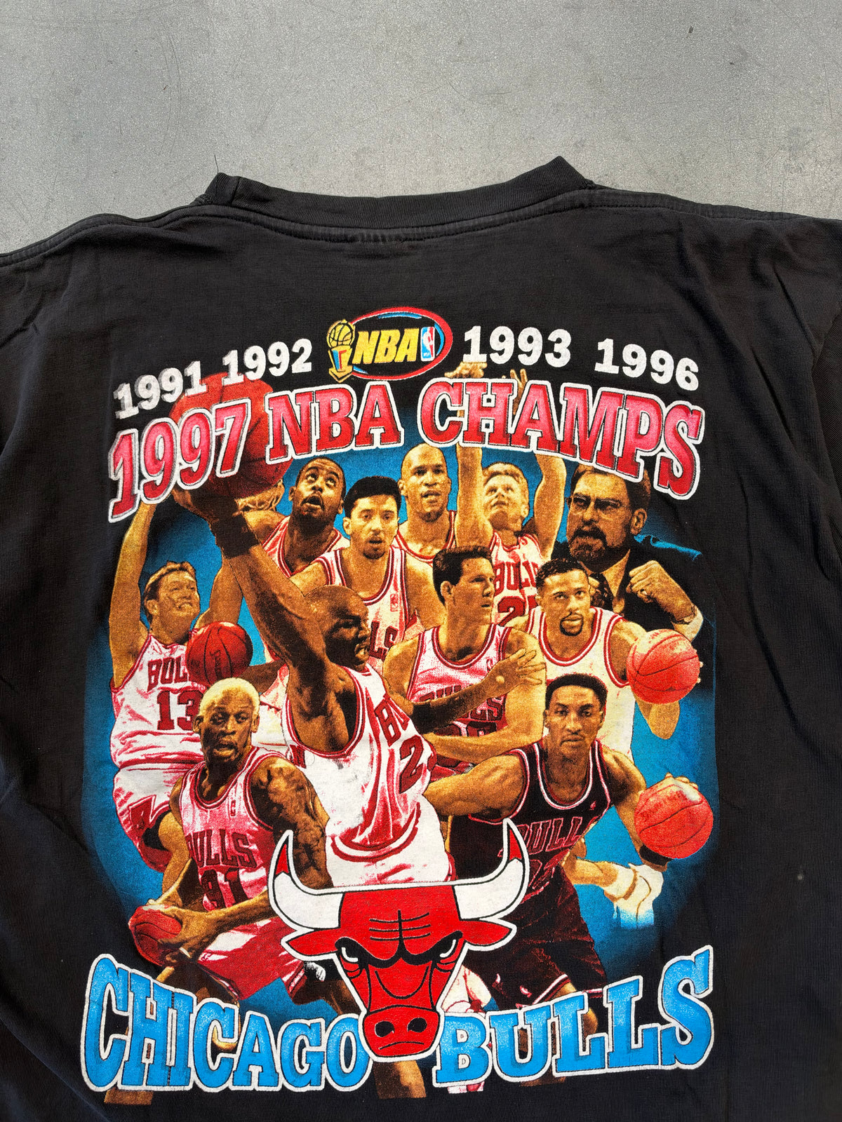 1997 CHICAGO BULLS 5 TIME NBA CHAMPIONS RINGS BOOTLEG RAP-STYLE TEE (ONE SIZE TAG)