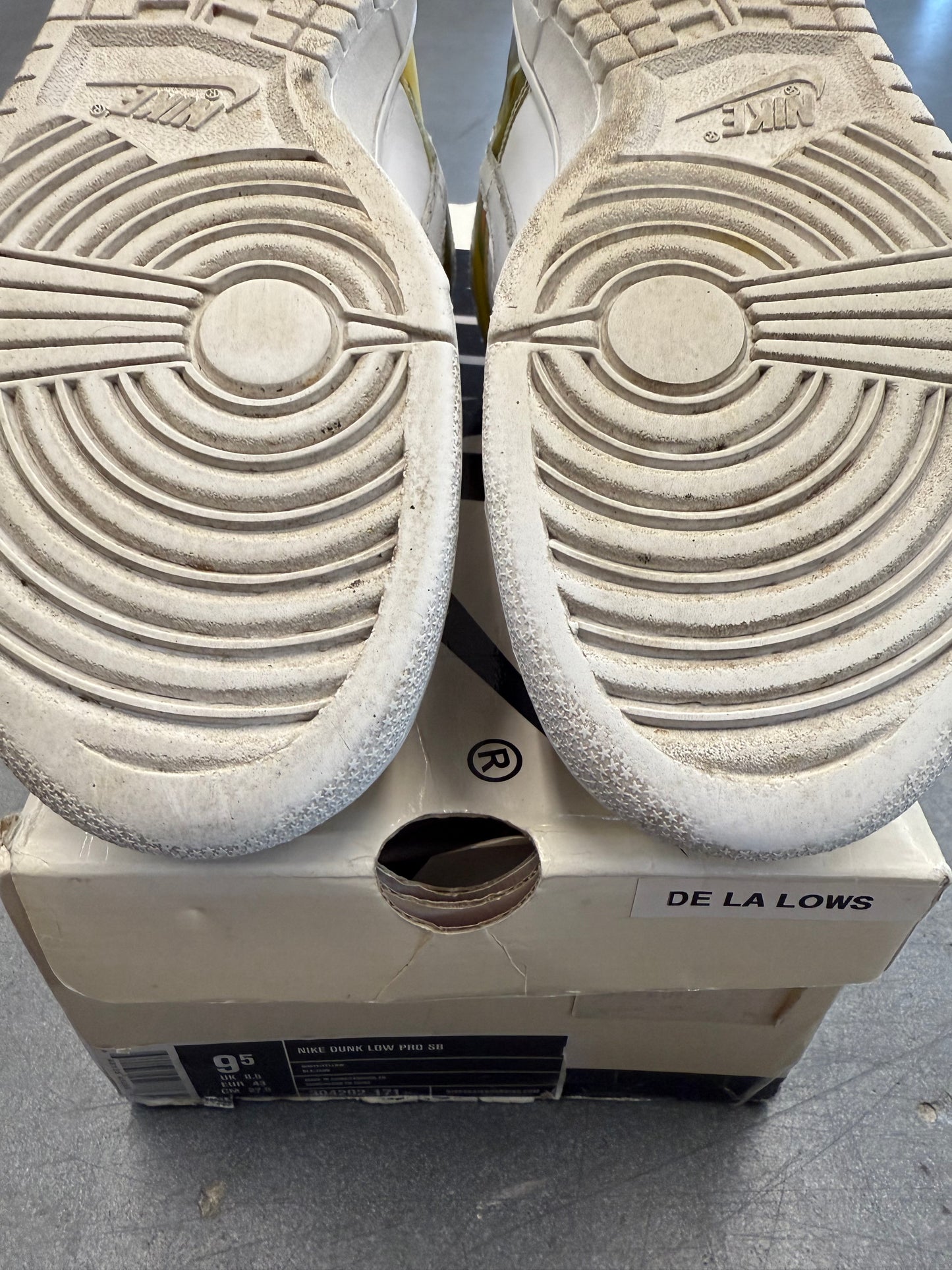 SIZE 9.5 NIKE SB DUNK LOW DE LA SOUL (2005) (PRE-OWNED WITH BOX)