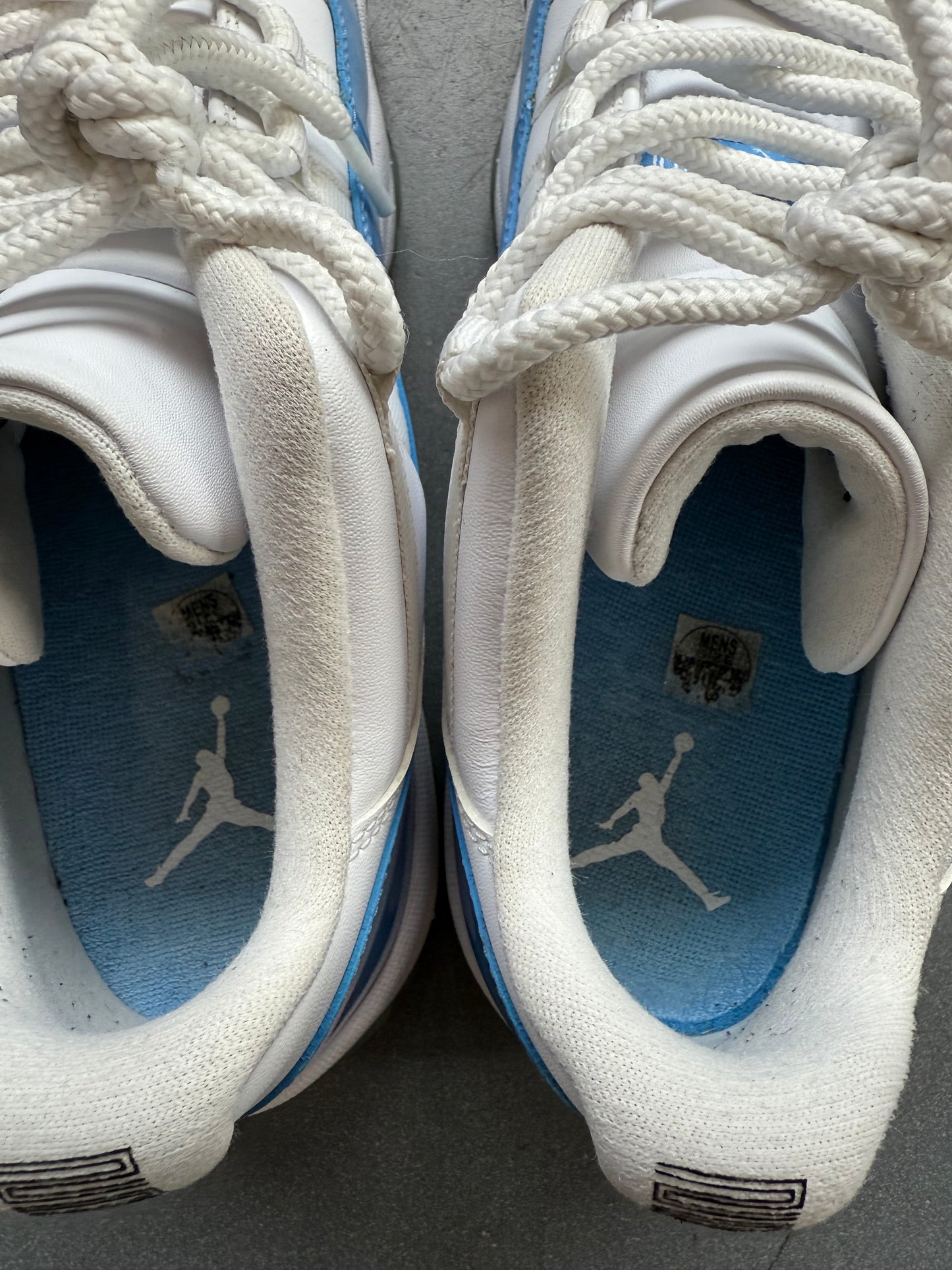 2017 SIZE 10.5 JORDAN 11 RETRO LOW UNIVERSITY BLUE (PRE-OWNED NO BOX)