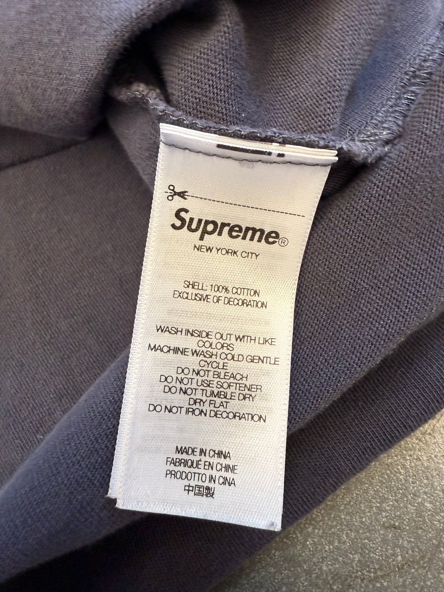 SS25 SUPREME FLOCKED WASHED S/S TOP TEE - NAVY