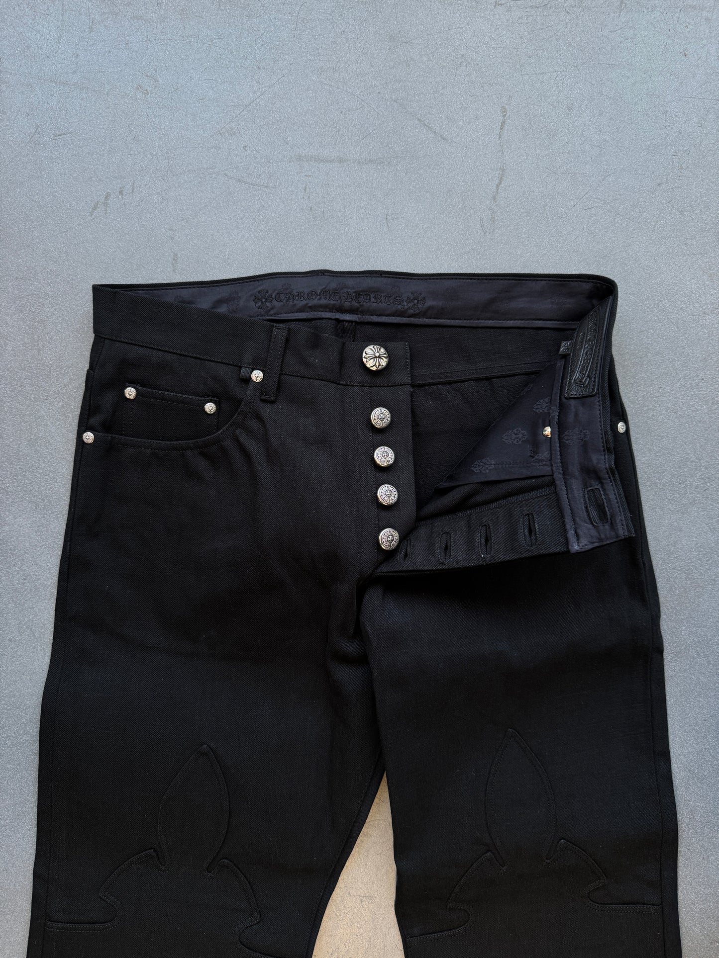 CHROME HEARTS BLACK DENIM FLEUR KNEE PANTS (36) (NEW)