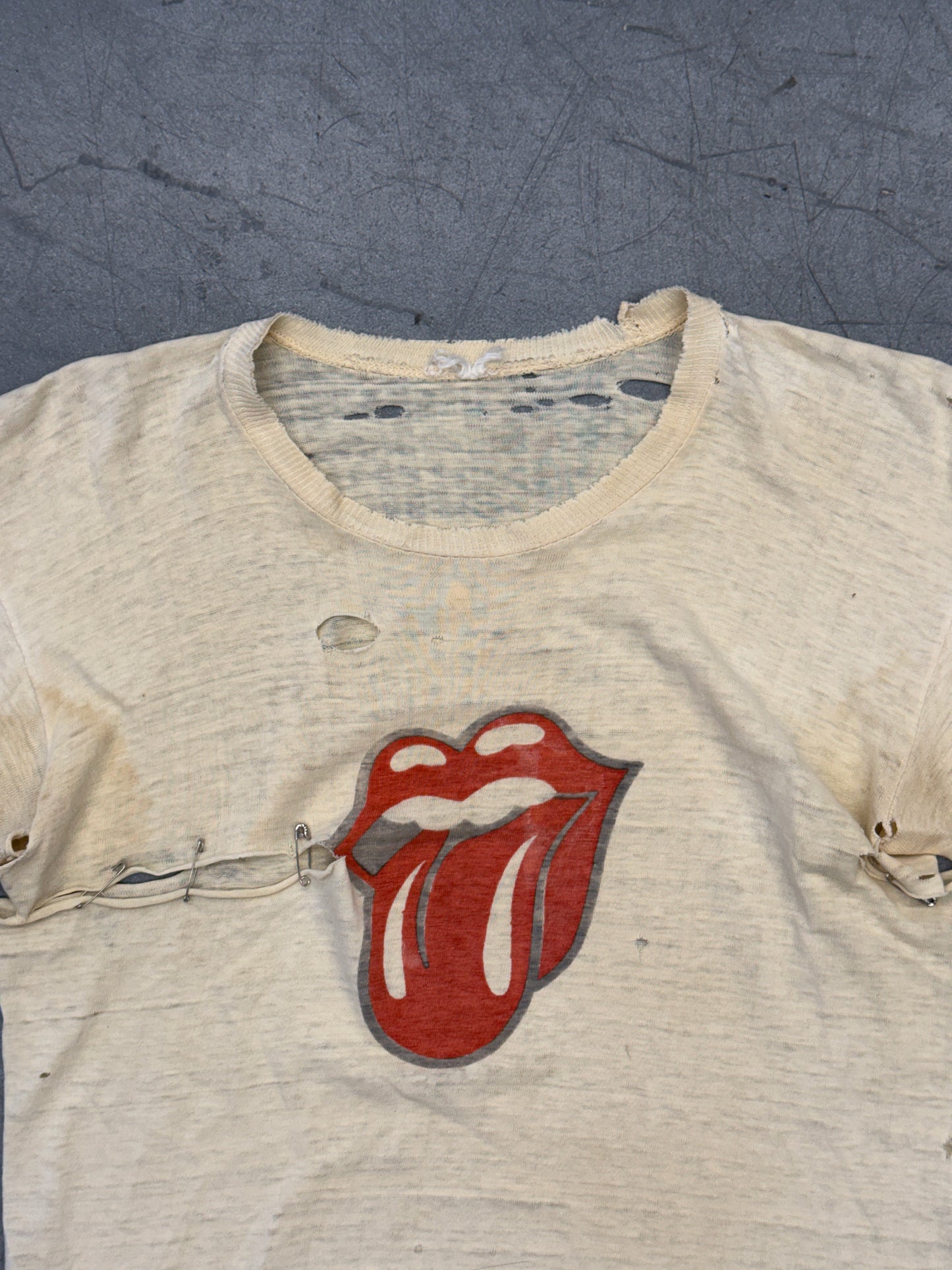 1980S ROLLING STONES TONGUE THRASHED TEE (CUT TAG)