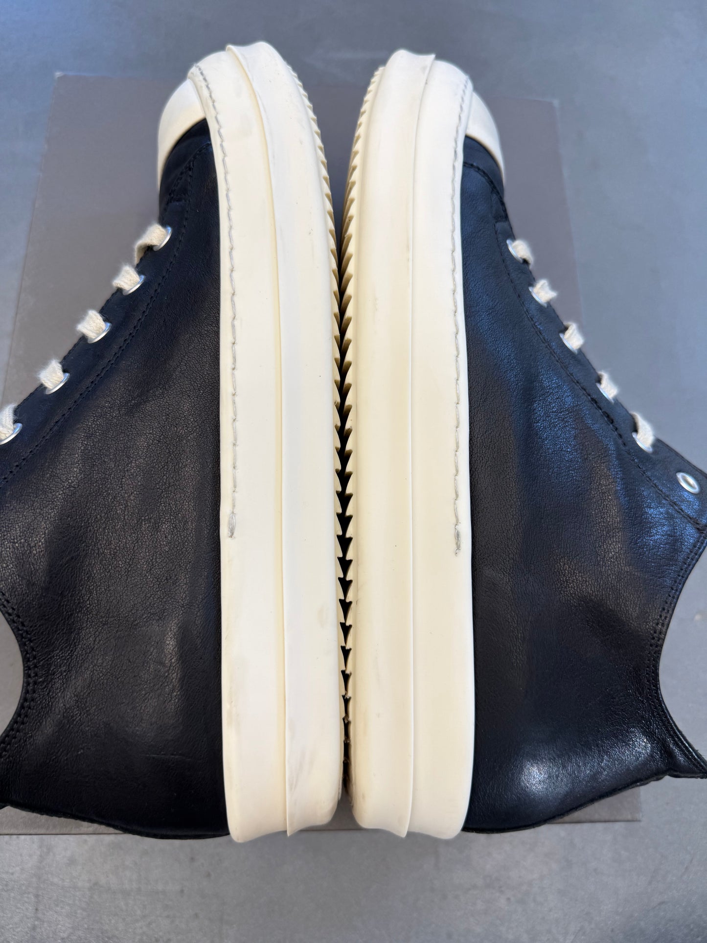 SIZE 42 RICK OWENS HOLLYWOOD LOW BLACK MILK (PRE-OWNED WITH BOX)