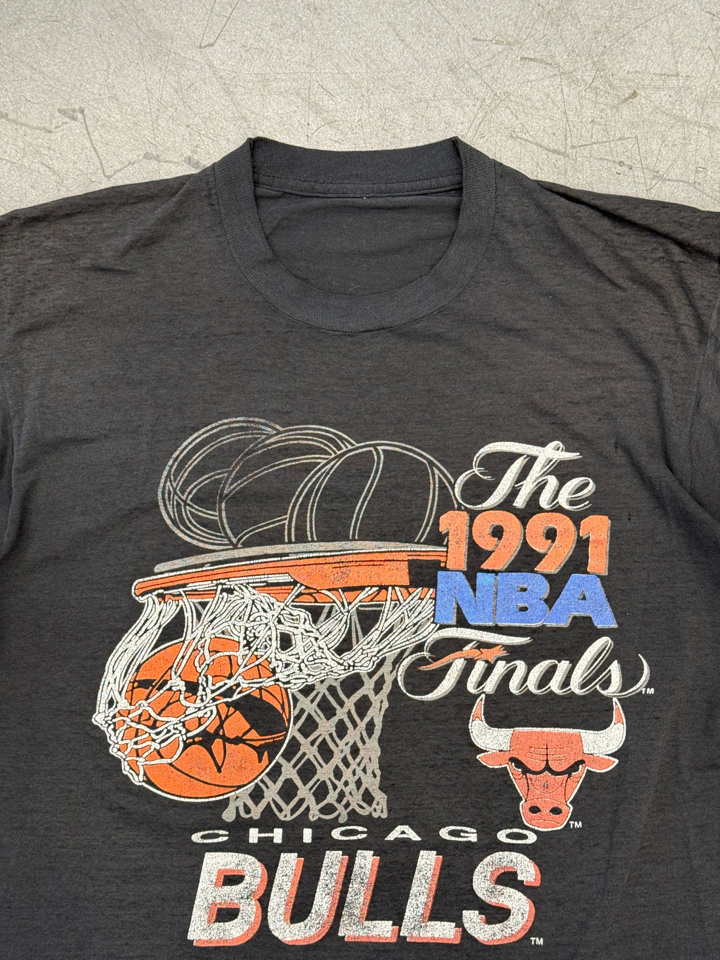 1991 "THE 1991 NBA FINALS" CHICAGO BULLS BALL IN NET TEE (PULLED TAG)