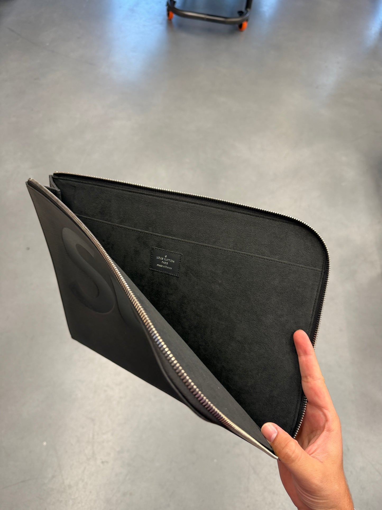 FW17 LOUIS VUITTON X SUPREME POCHETTE JOUR EPI GM - BLACK (PRE-OWNED WITH BOX)