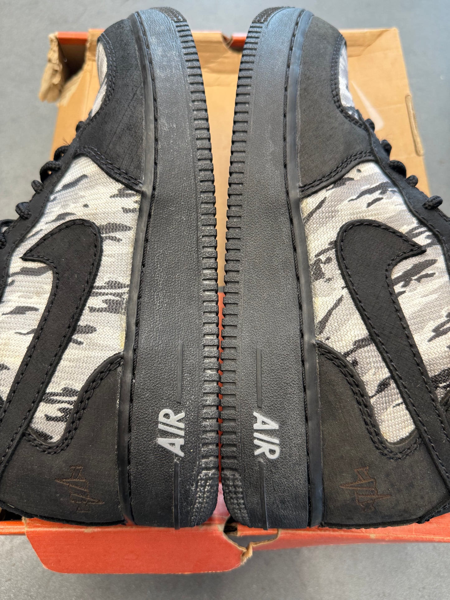 2003 SIZE 8 NIKE AIR FORCE 1 MID NORT RECON (PRE-OWNED WITH BOX)