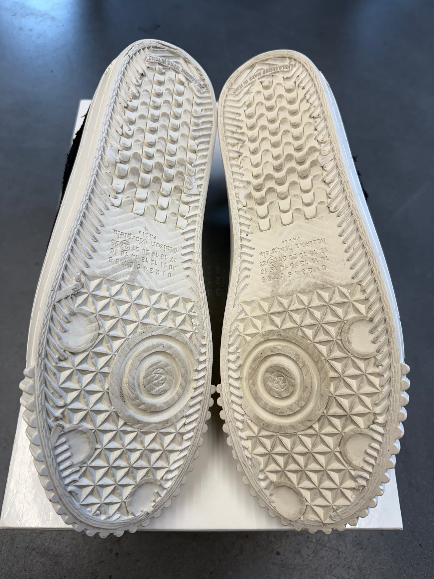 SIZE 40 MAISON MARGIELA NEW EVOLUTION - BLACK (PRE-OWNED WITH BOX)