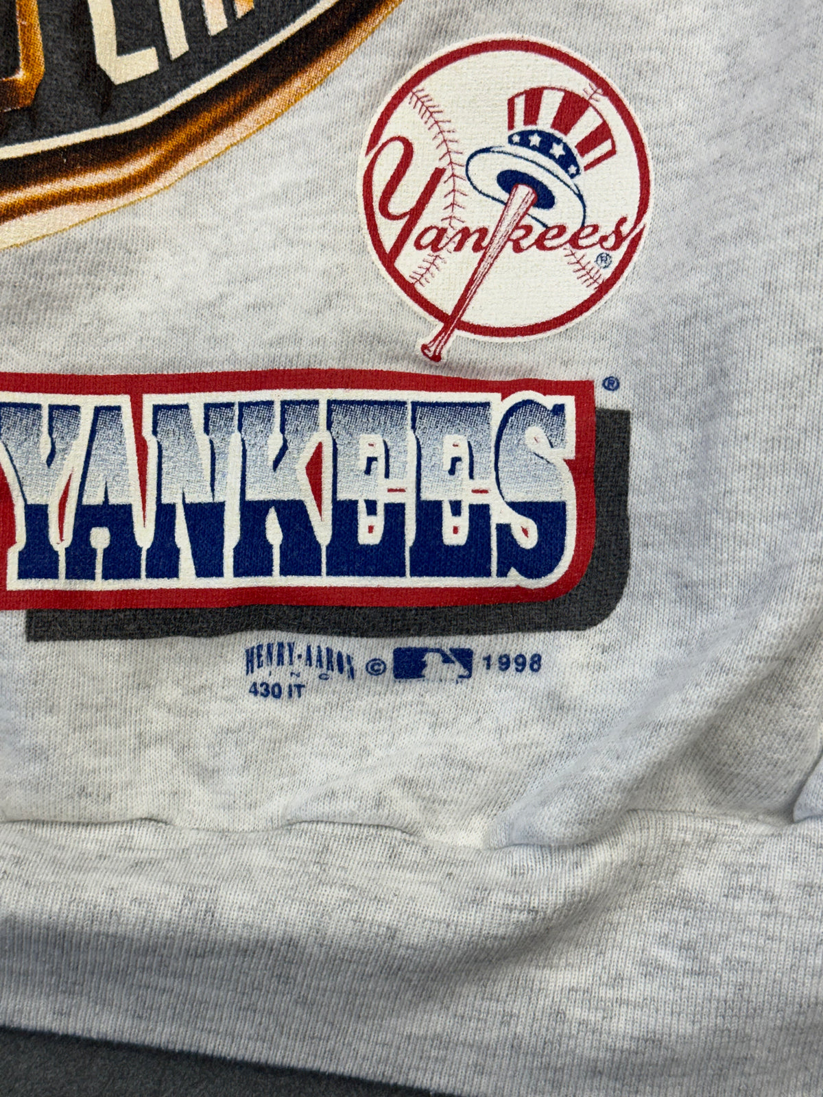 1998 WORLD SERIES CHAMPIONS NEW YORK YANKEES RING CREWNECK SWEATER (FADED TAG)