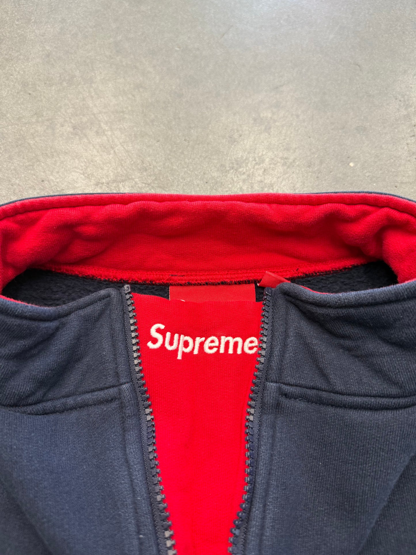 FW22 SUPREME WASHED HALF ZIP PULLOVER NAVY RED
