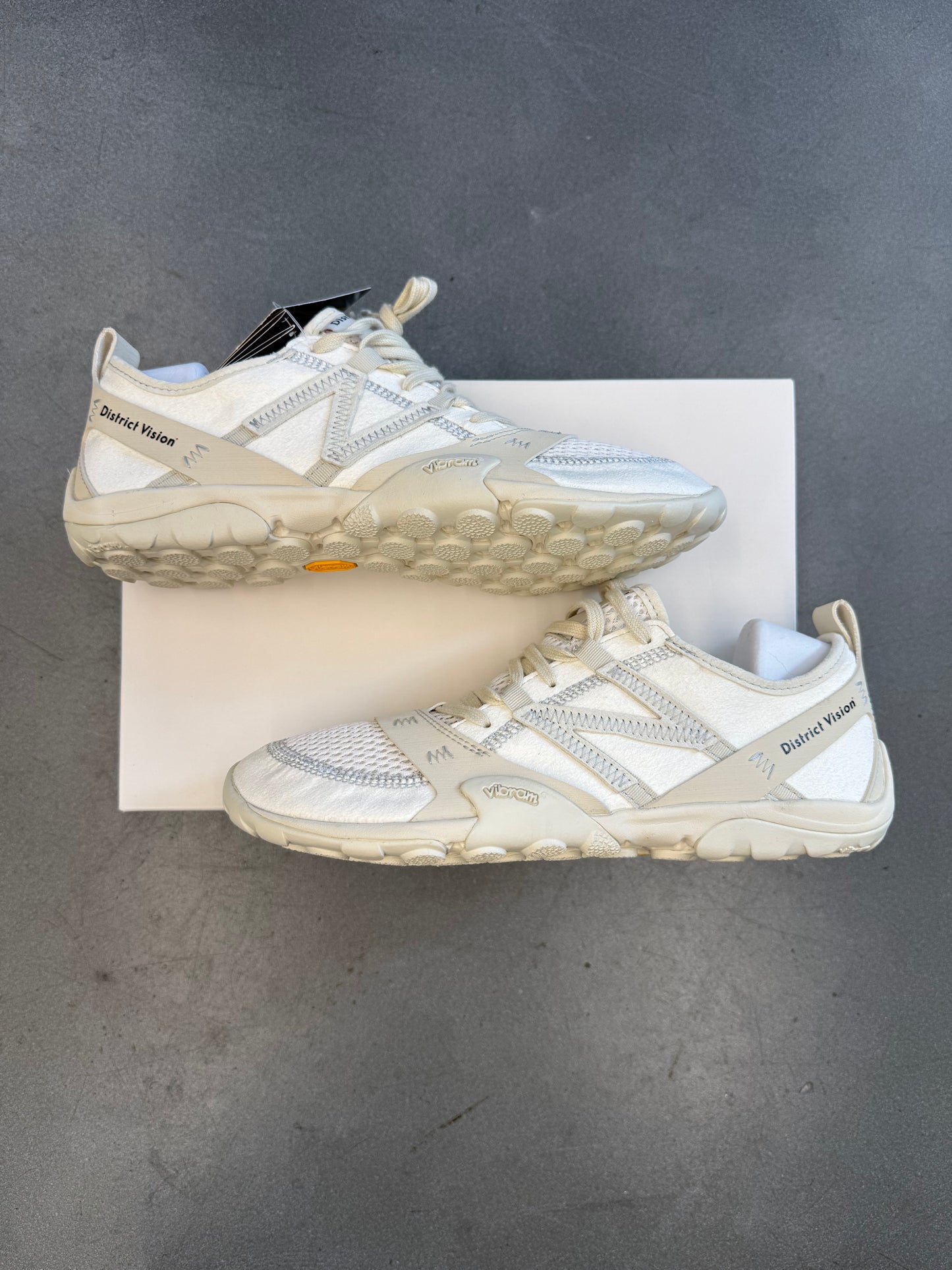 2025 SIZE 9 NEW BALANCE MT10 DISTRICT VISION CLOUD DANCER - WHITE (NEW WITH BOX)