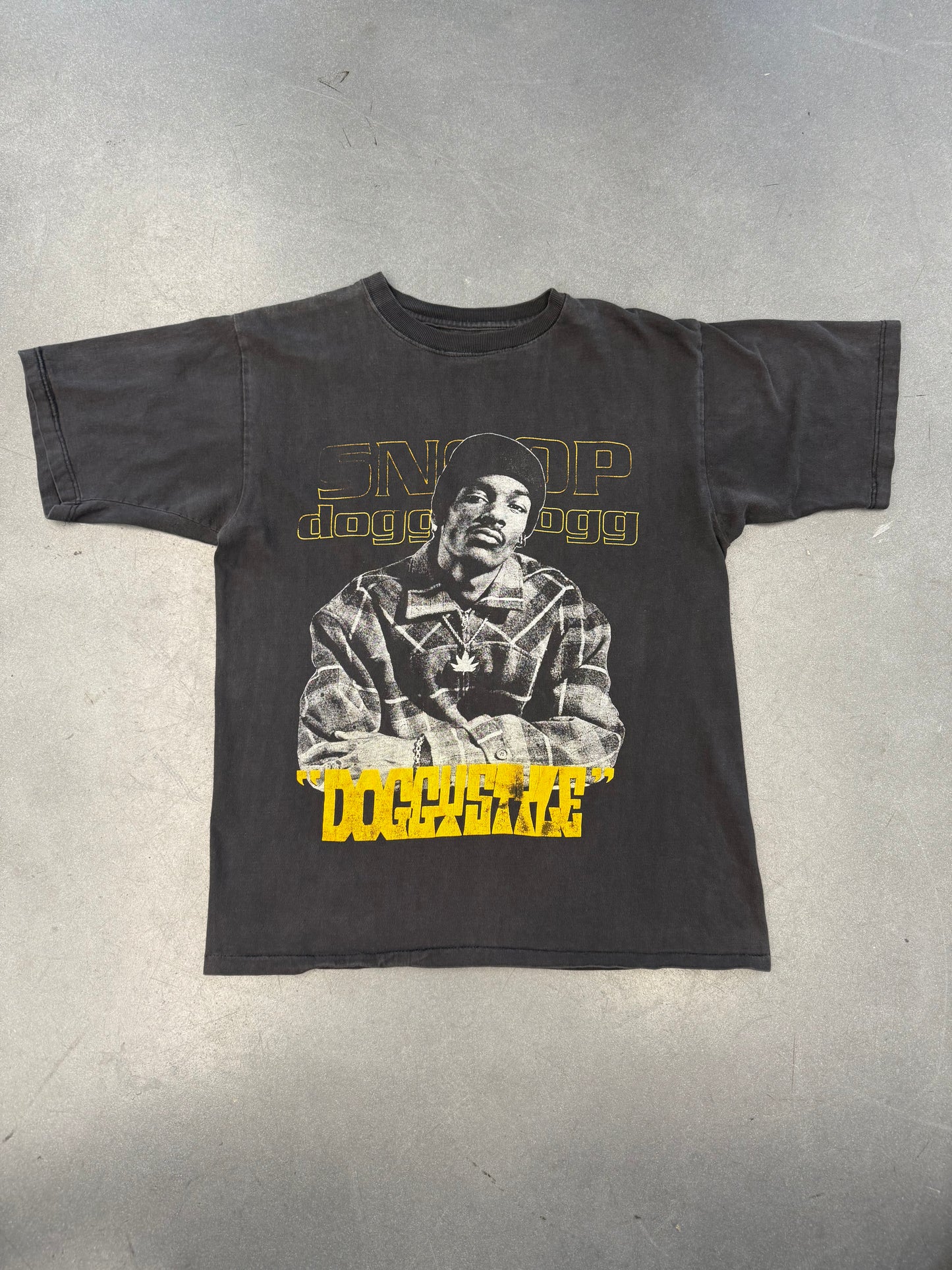 90'S SNOOP DOGGY DOGG "DOGGYSTYLE" YELLOW PRINT BOOTLEG RAP TEE (PULLED TAG)