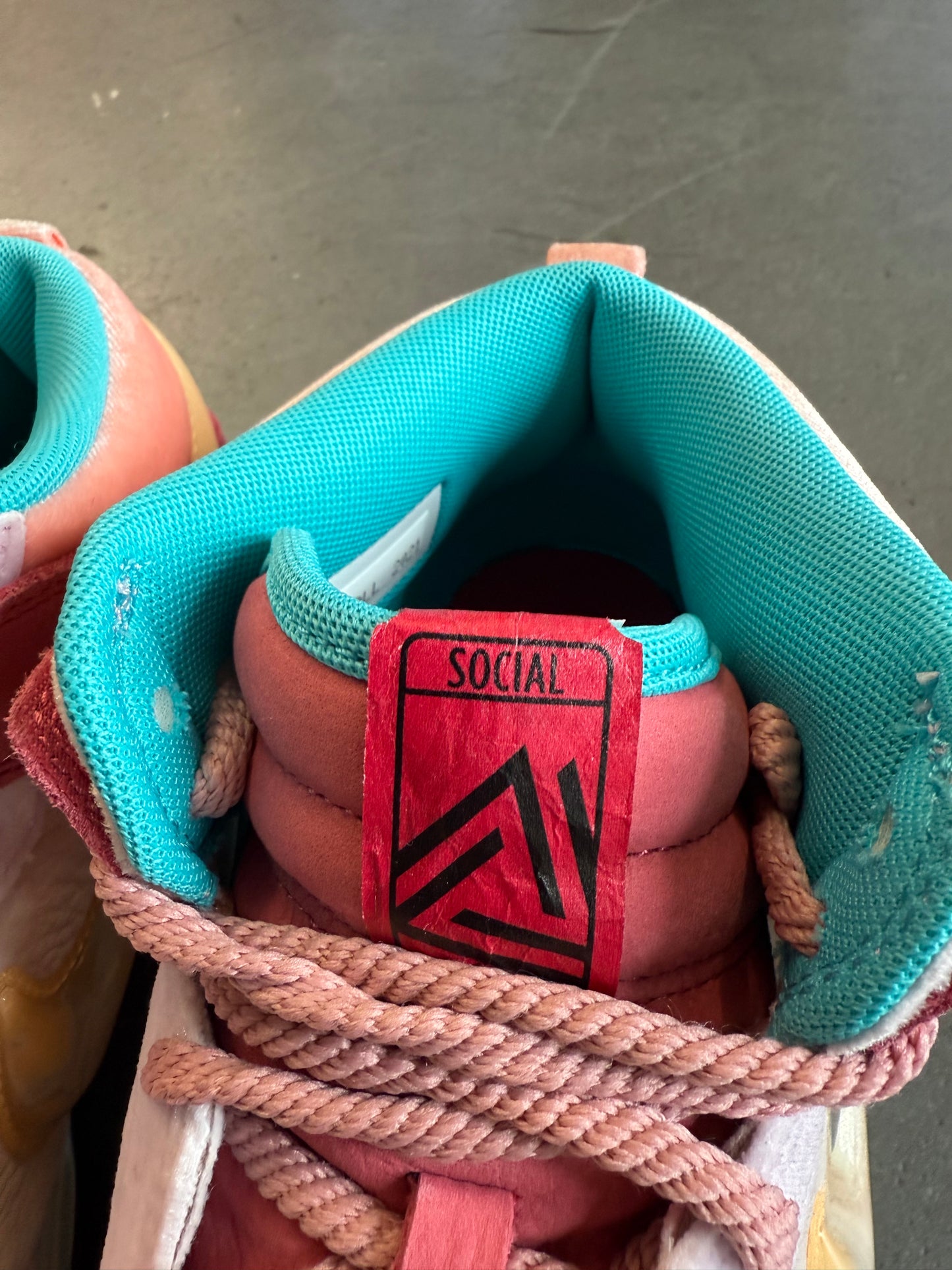 2021 SIZE 11 NIKE DUNK MID SOCIAL STATUS FREE LUNCH STRAWBERRY MILK (PRE-OWNED NO BOX)