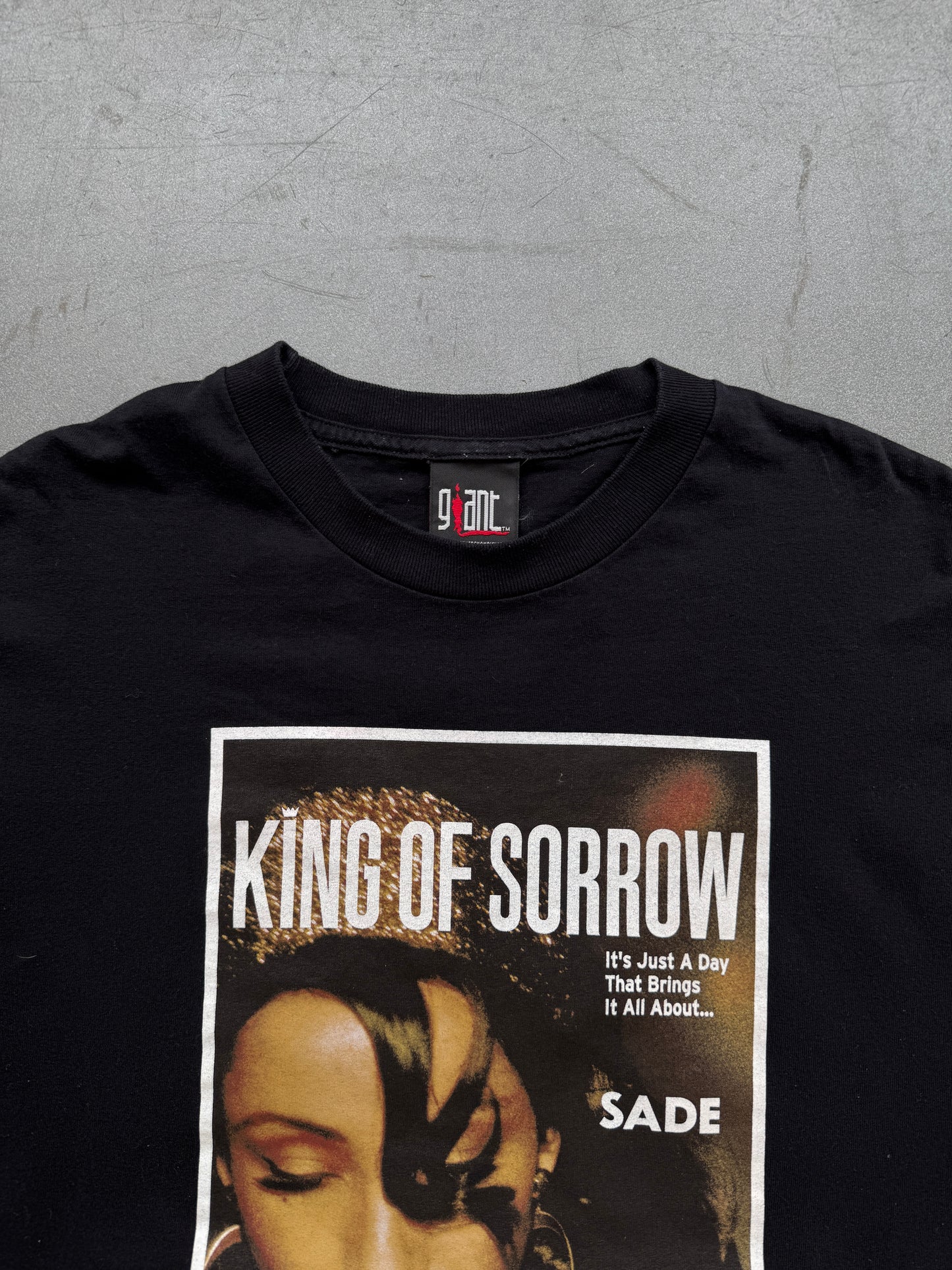 2001 SADE KING OF SORROW TEE (GIANT TAG)