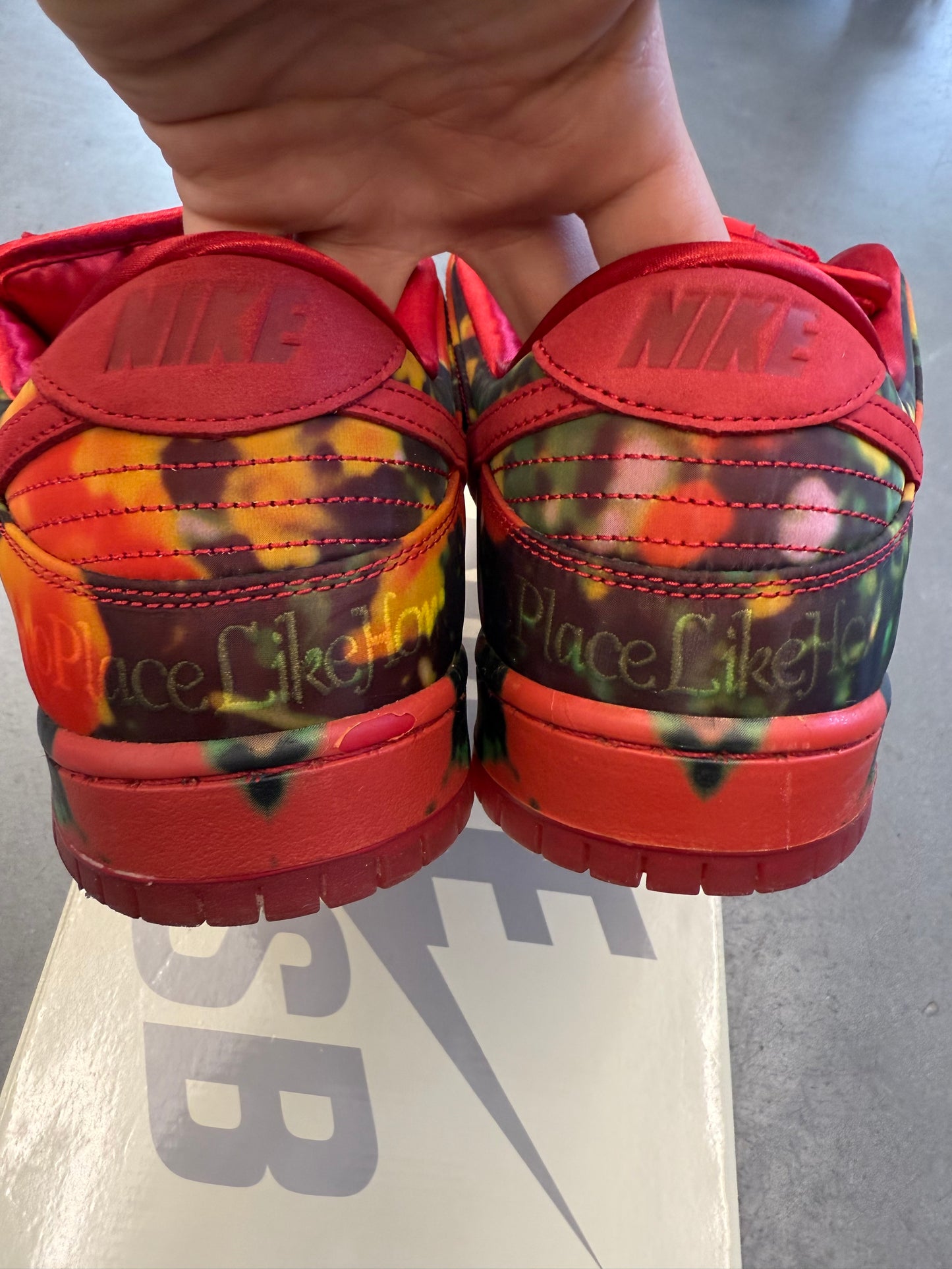 2024 SIZE 12 NIKE SB DUNK LOW THE WIZARD OF OZ POPPY FIELD (PRE-OWNED WITH BOX)