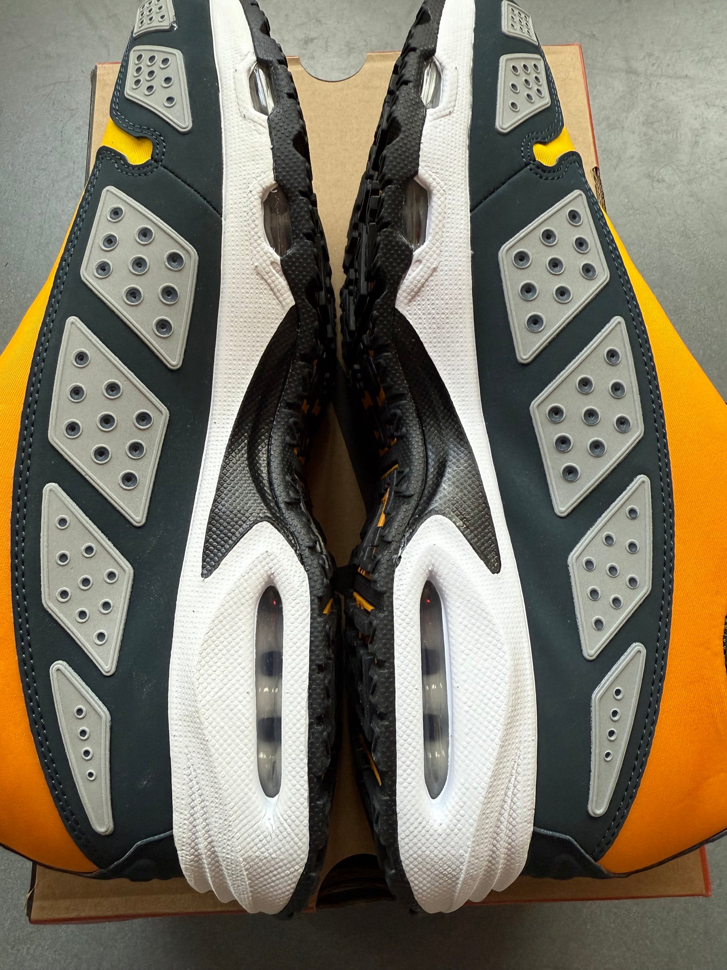 2024 SIZE 11.5 WOMEN'S NIKE AIR MAX SUNDER CANYON GOLD (NEW WITH BOX)