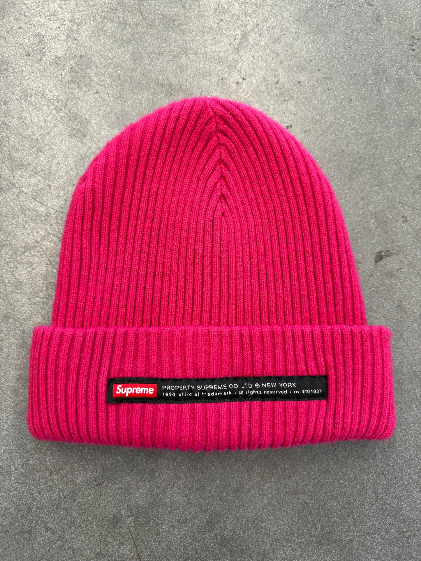 FW22 SUPREME PROPERTY LABEL BEANIE MAGENTA