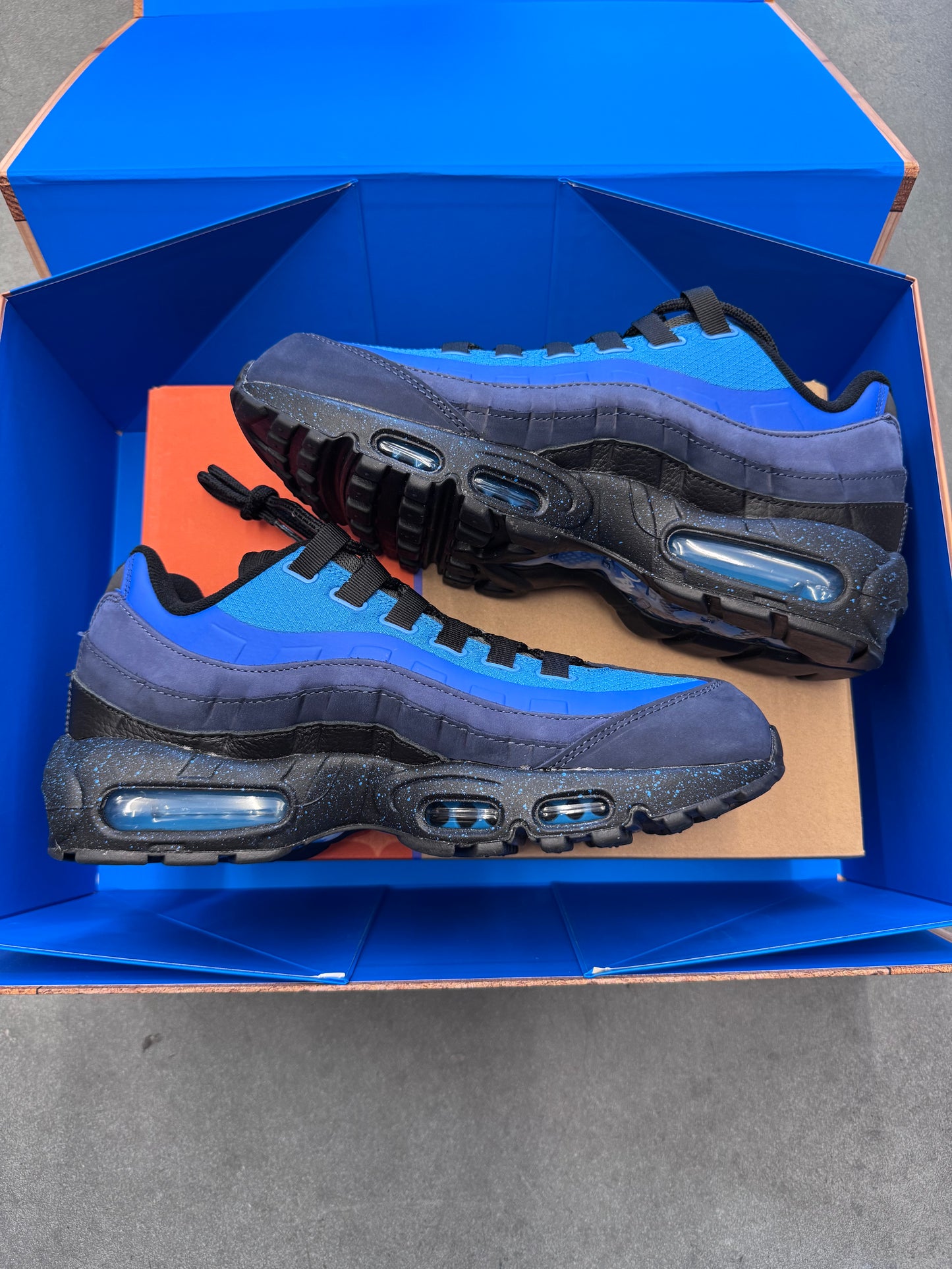 2024 SIZE 9.5 NIKE AIR MAX 95 & NIKE AIR FORCE 1 LOW STASH SPECIAL BOX (WITH POSTER) (SIGNED) (BRAND NEW OG ALL)