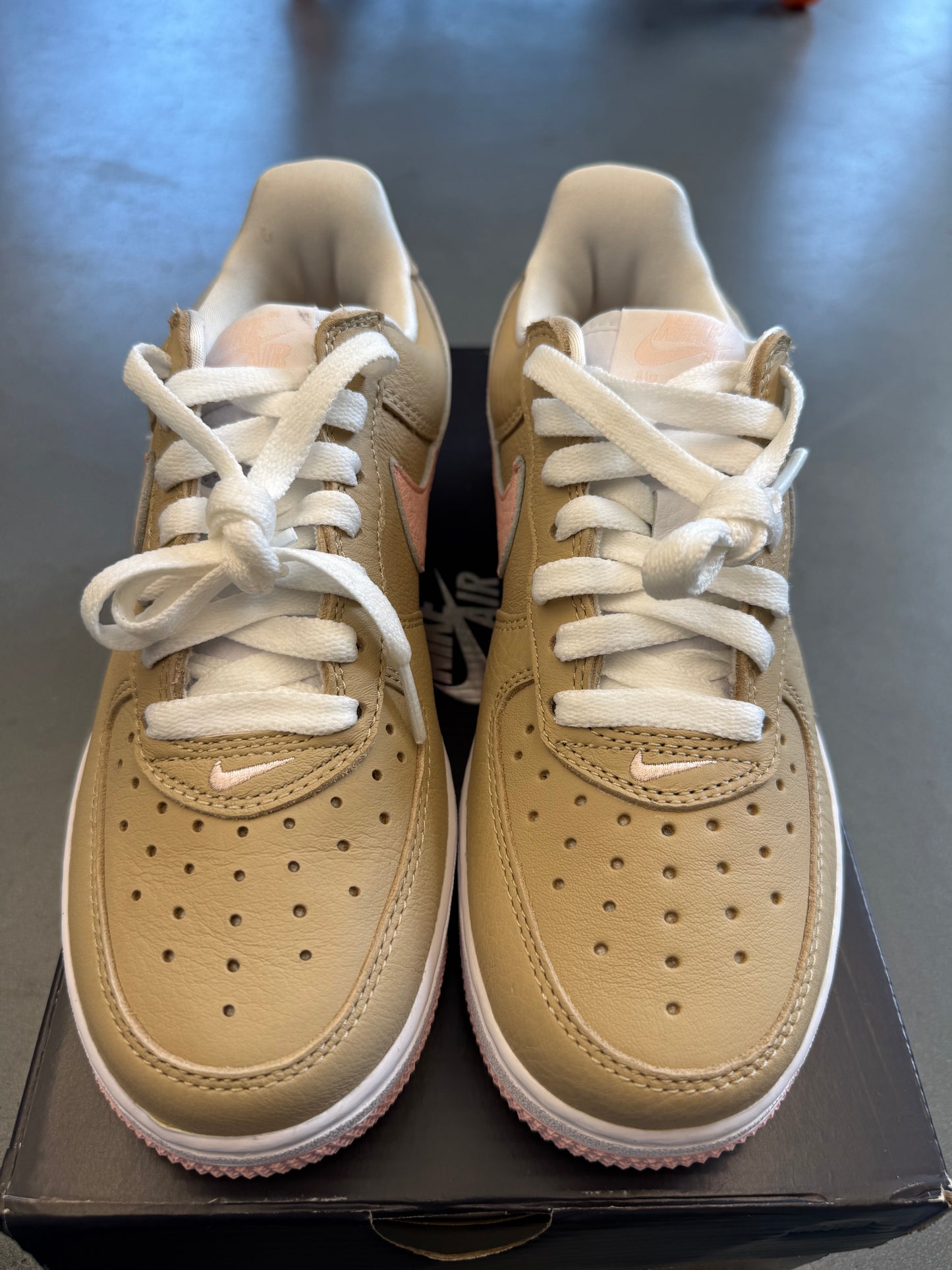 2024 SIZE 5.5 NIKE AIR FORCE 1 LOW LINEN (NEW WITH BOX)