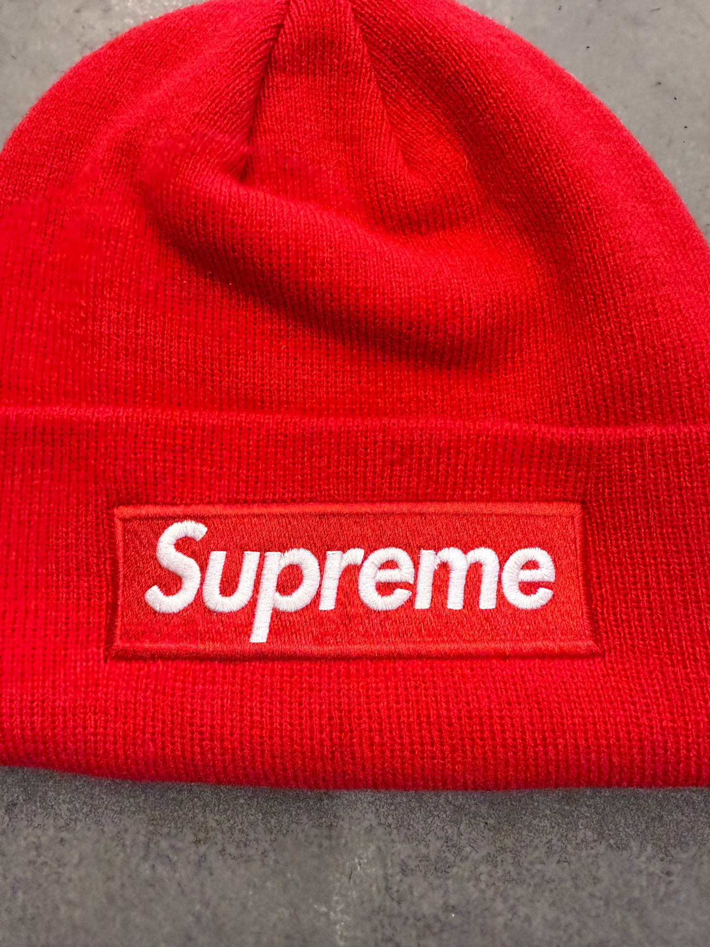 FW23 SUPREME NEW ERA BOX LOGO BEANIE - RED