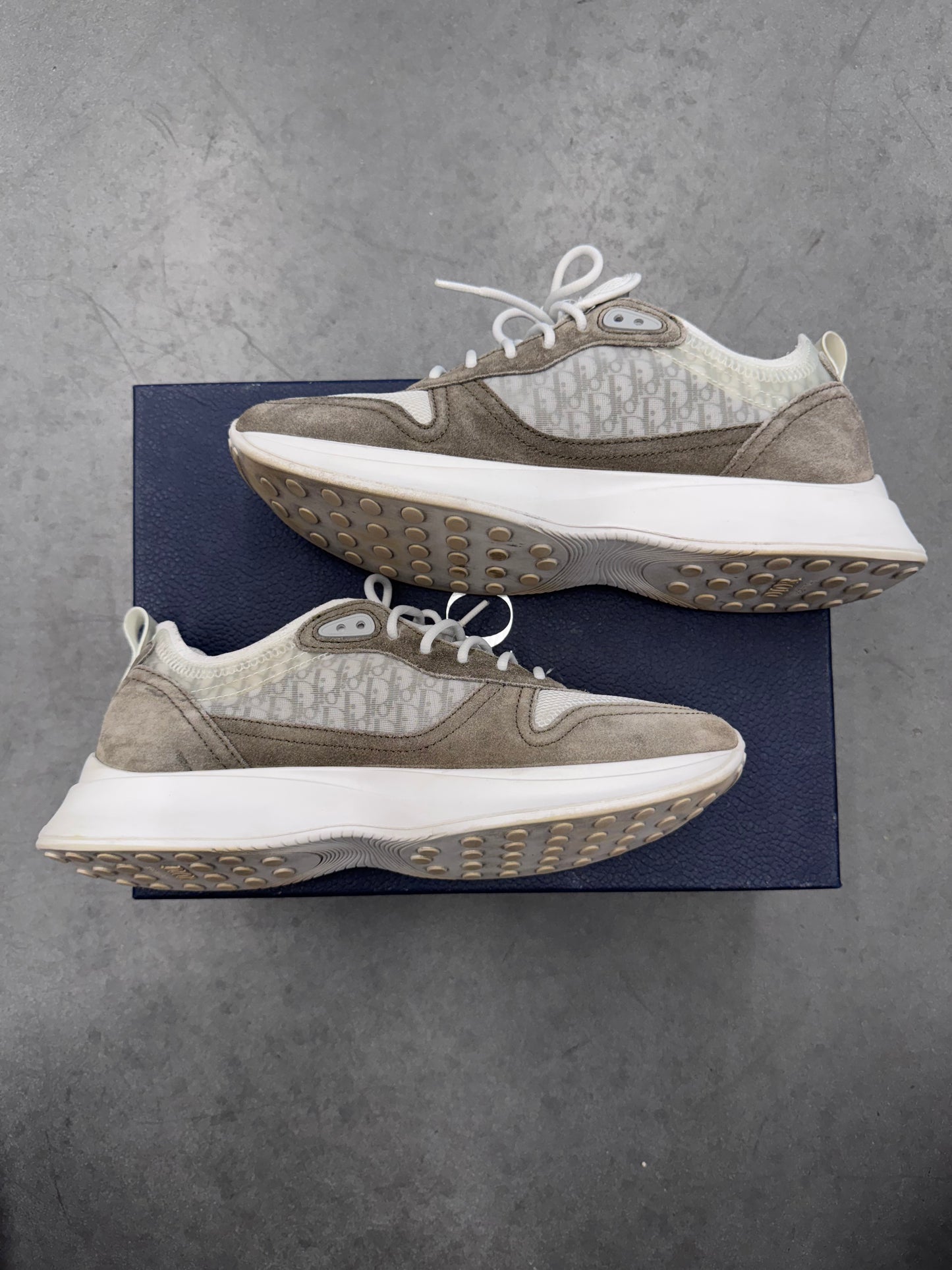 SIZE 42 DIOR B25 RUNNER SNEAKER (PRE-OWNED WITH BOX)