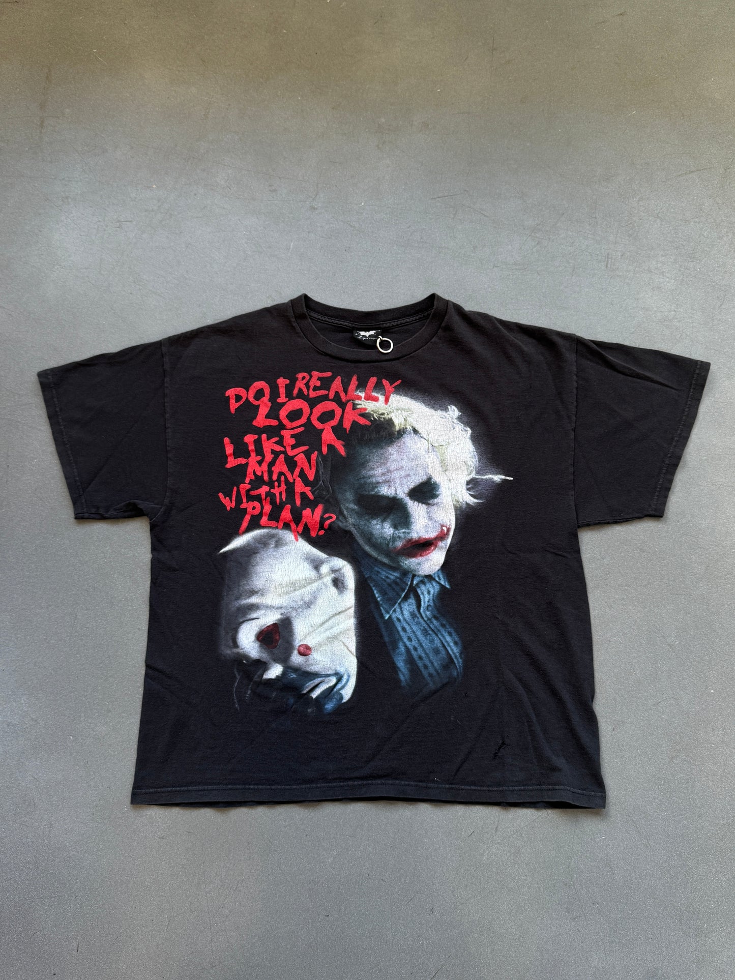 2008 THE DARK KNIGHT JOKER "DO I LOOK LIKE A MAN WITH A PLAN?" TEE