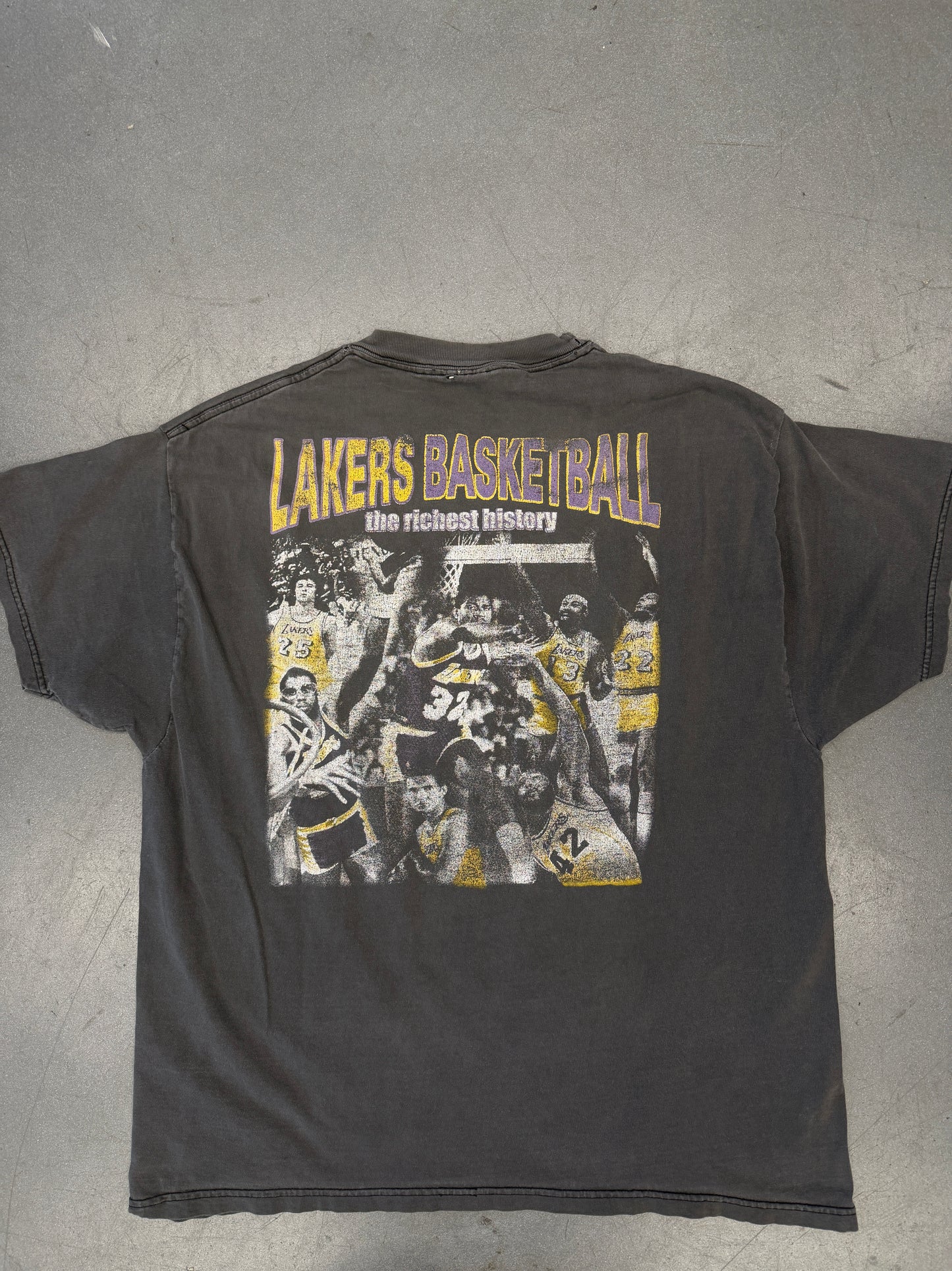 2001 LOS ANGELES LAKERS NBA WORLD CHAMPIONS BACK TO BACK "THE RICHEST HISTORY" TEE (FADED TAG)