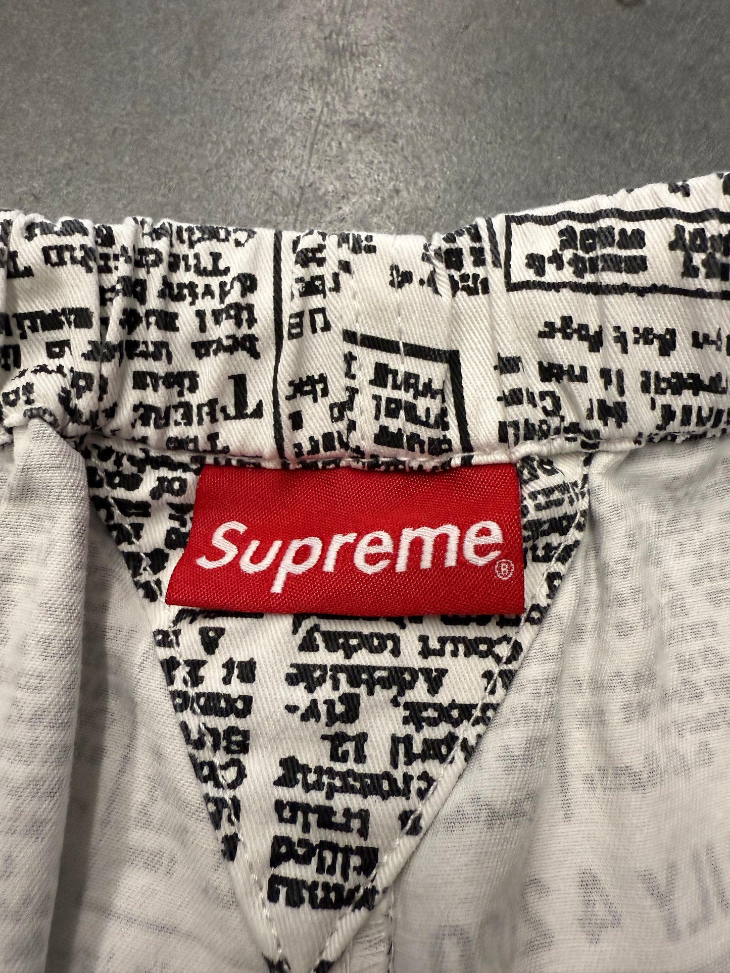 FW18 SUPREME NEWSPRINT SKATE PANT