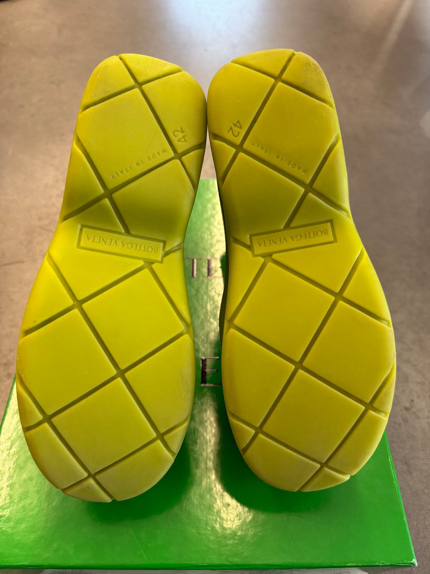 SIZE 42 BOTTEGA VENETA PUDDLE ANKLE BOOT MATTE RUBBER KIWI GREEN (PRE-OWNED WITH BOX)