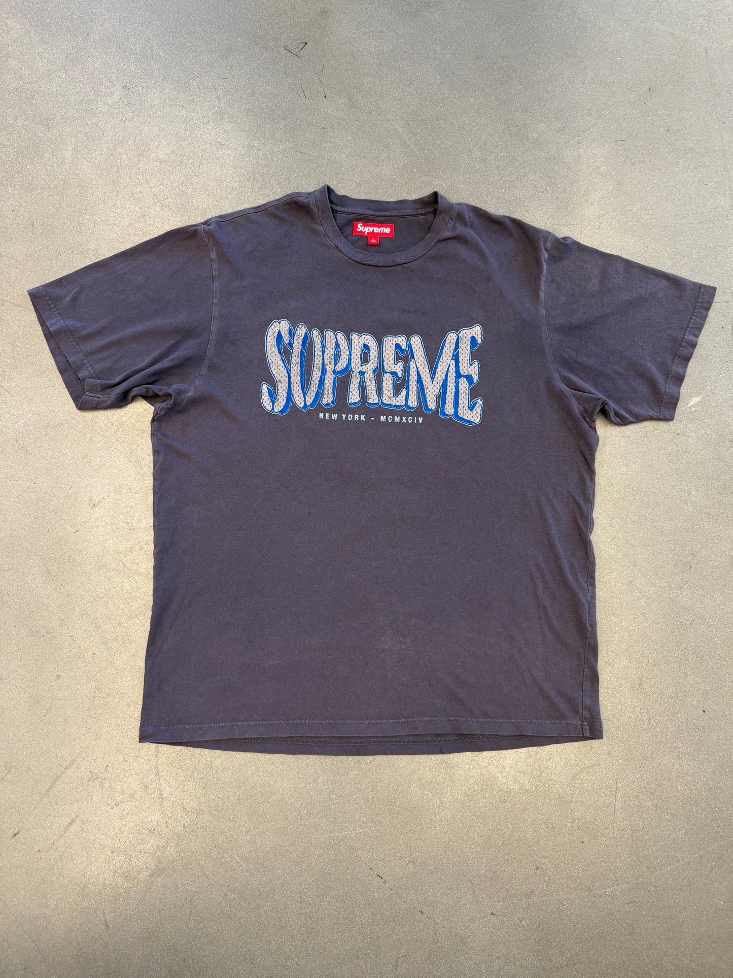 SS25 SUPREME FLOCKED WASHED S/S TOP TEE - NAVY