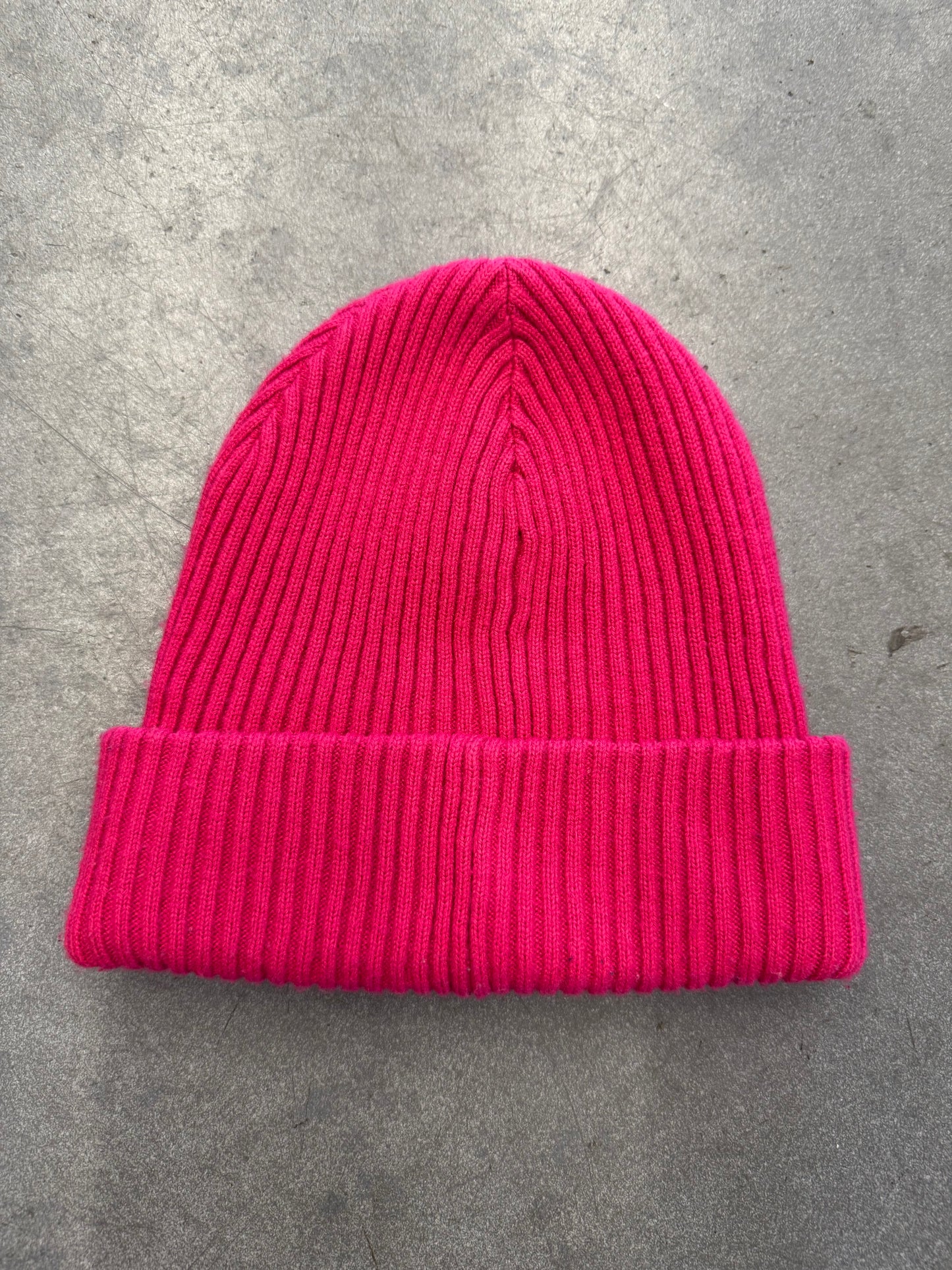 FW22 SUPREME PROPERTY LABEL BEANIE MAGENTA