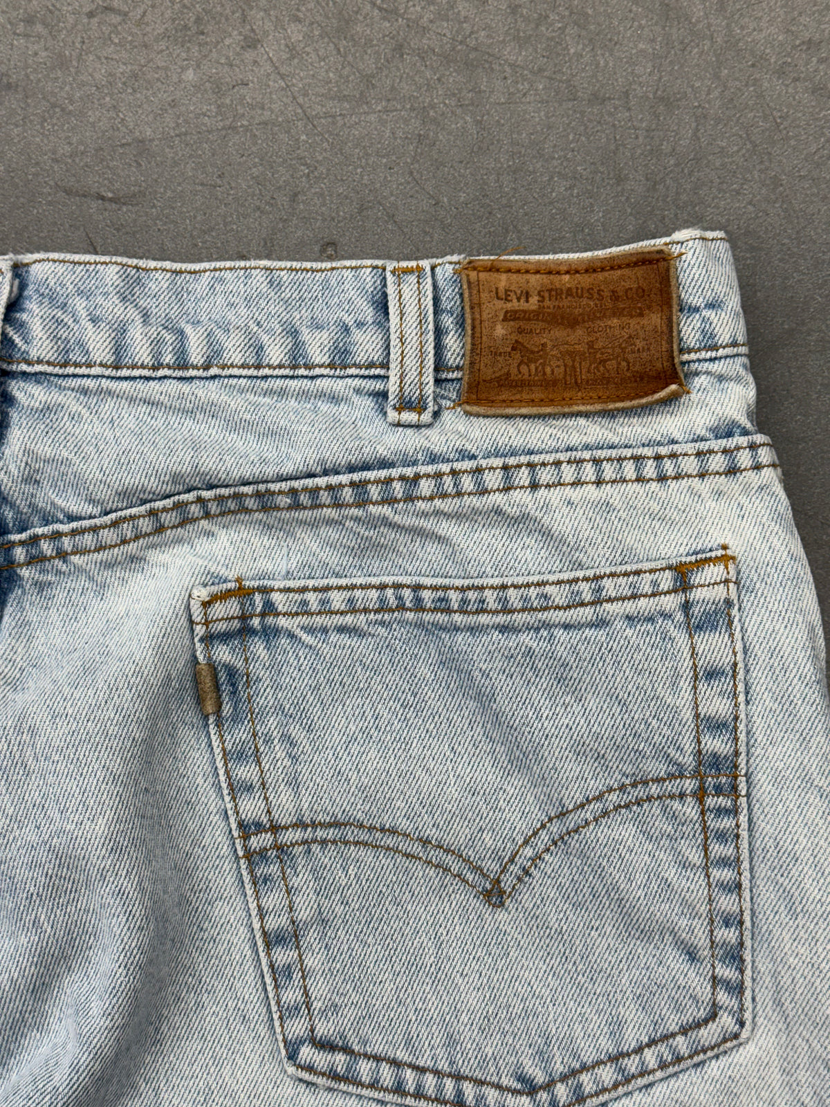1987 LEVI'S 549 TWO HORSE BRAND LIGHT WASH DENIM JEANS (38X30)
