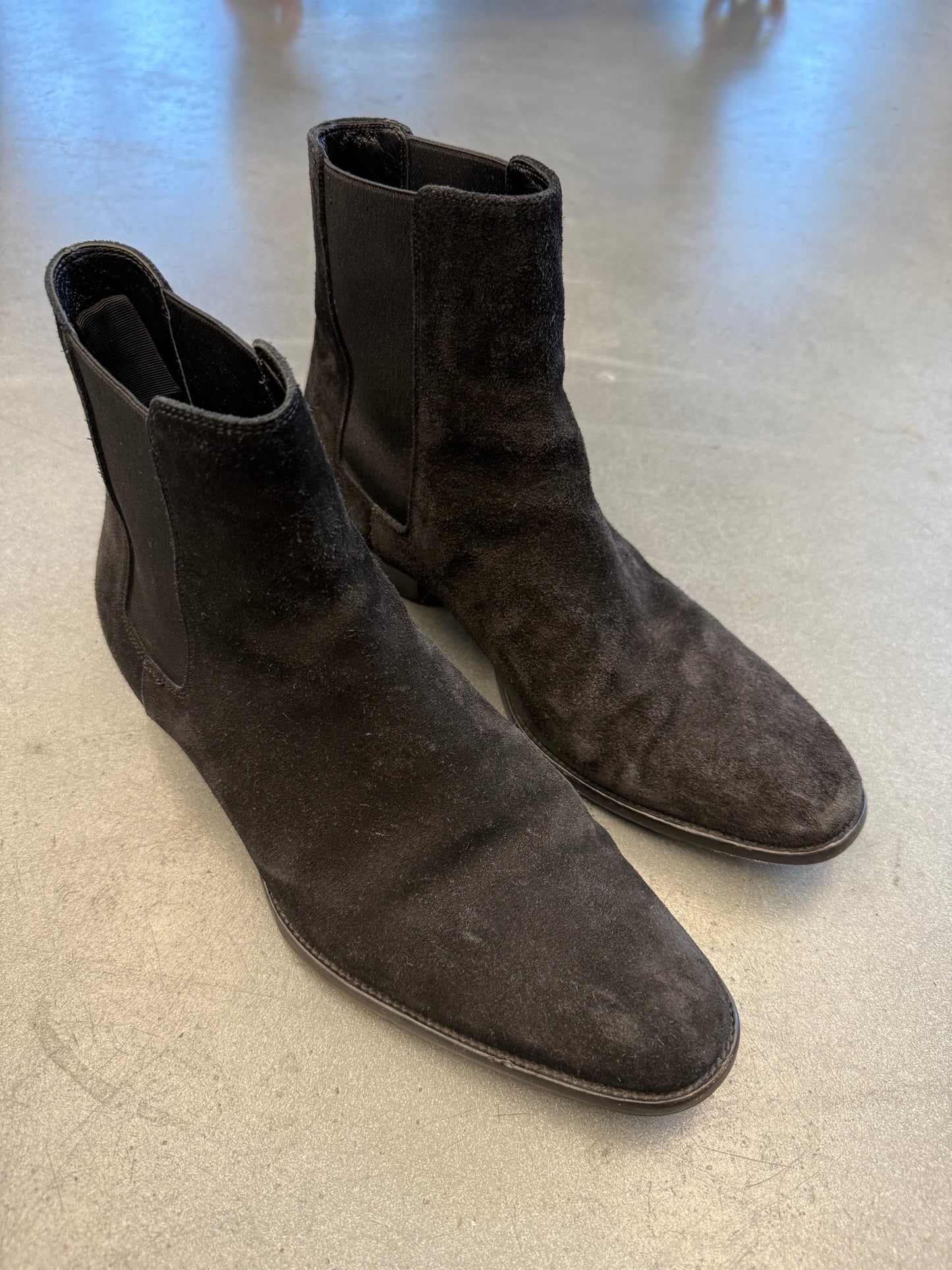 SIZE 41 SAINT LAURENT WYATT CHELSEA BOOTS - BLACK SUEDE (PRE-OWNED, RESOLED RIGHT FOOT, NO BOX)